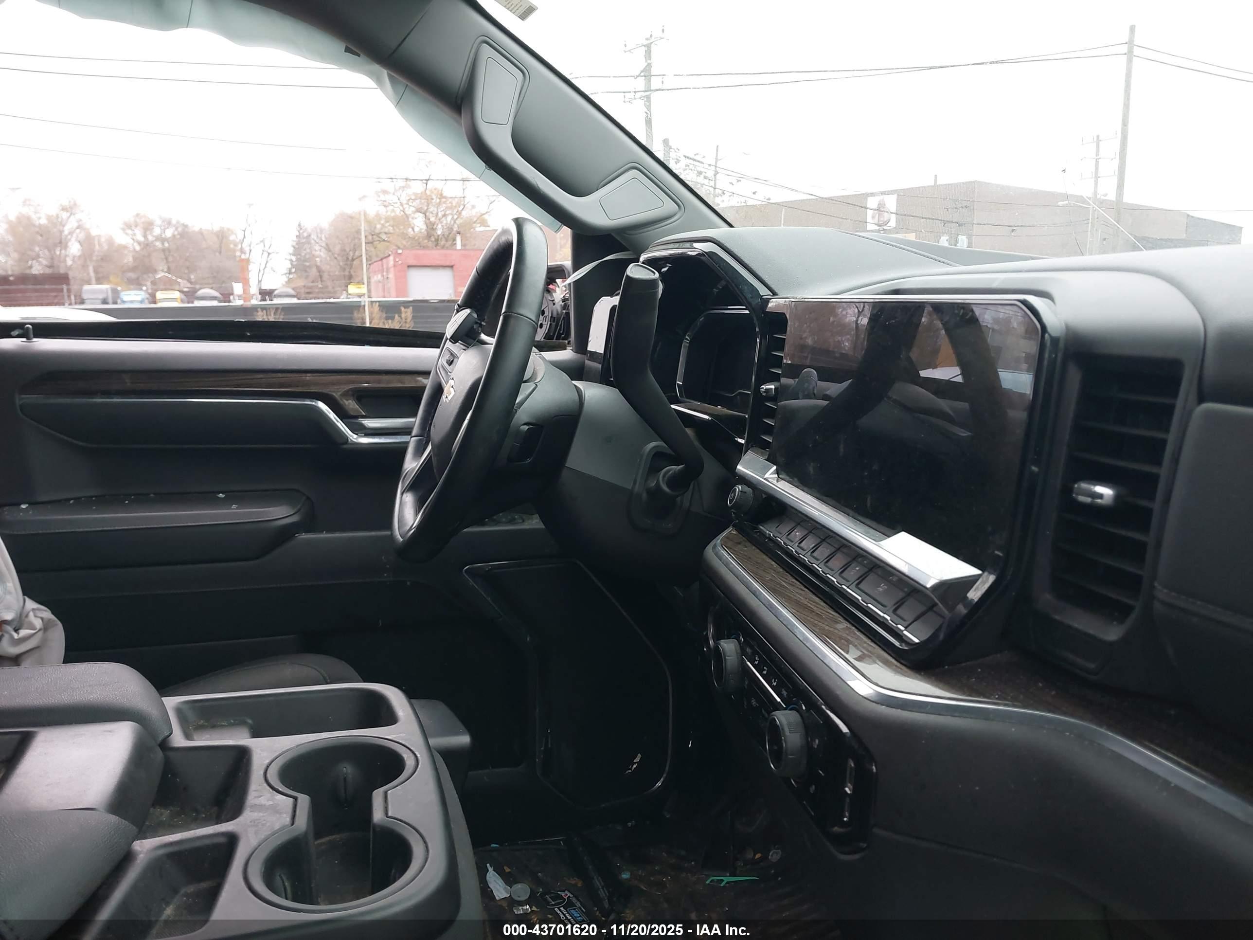 CHEVROLET SILVERADO image 5