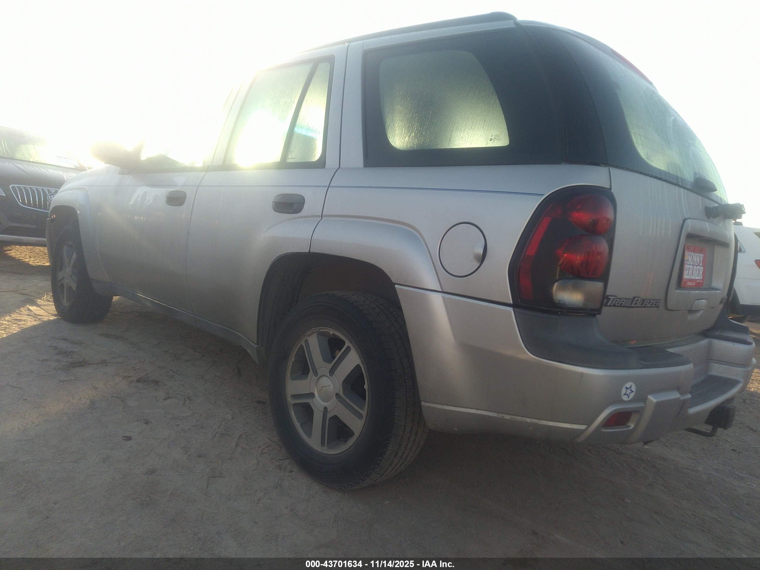 CHEVROLET TRAILBLAZER image 3