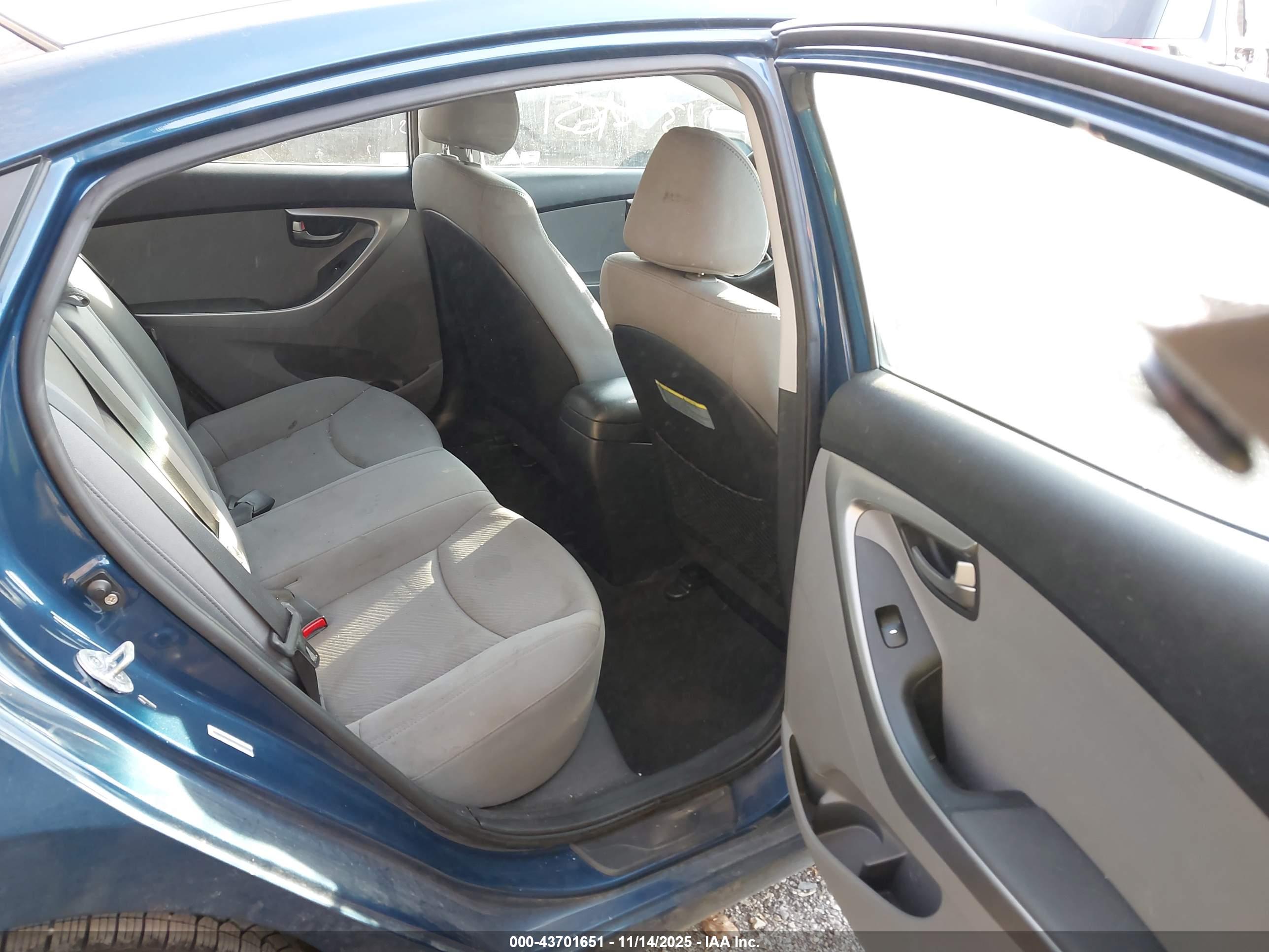 HYUNDAI ELANTRA image 8