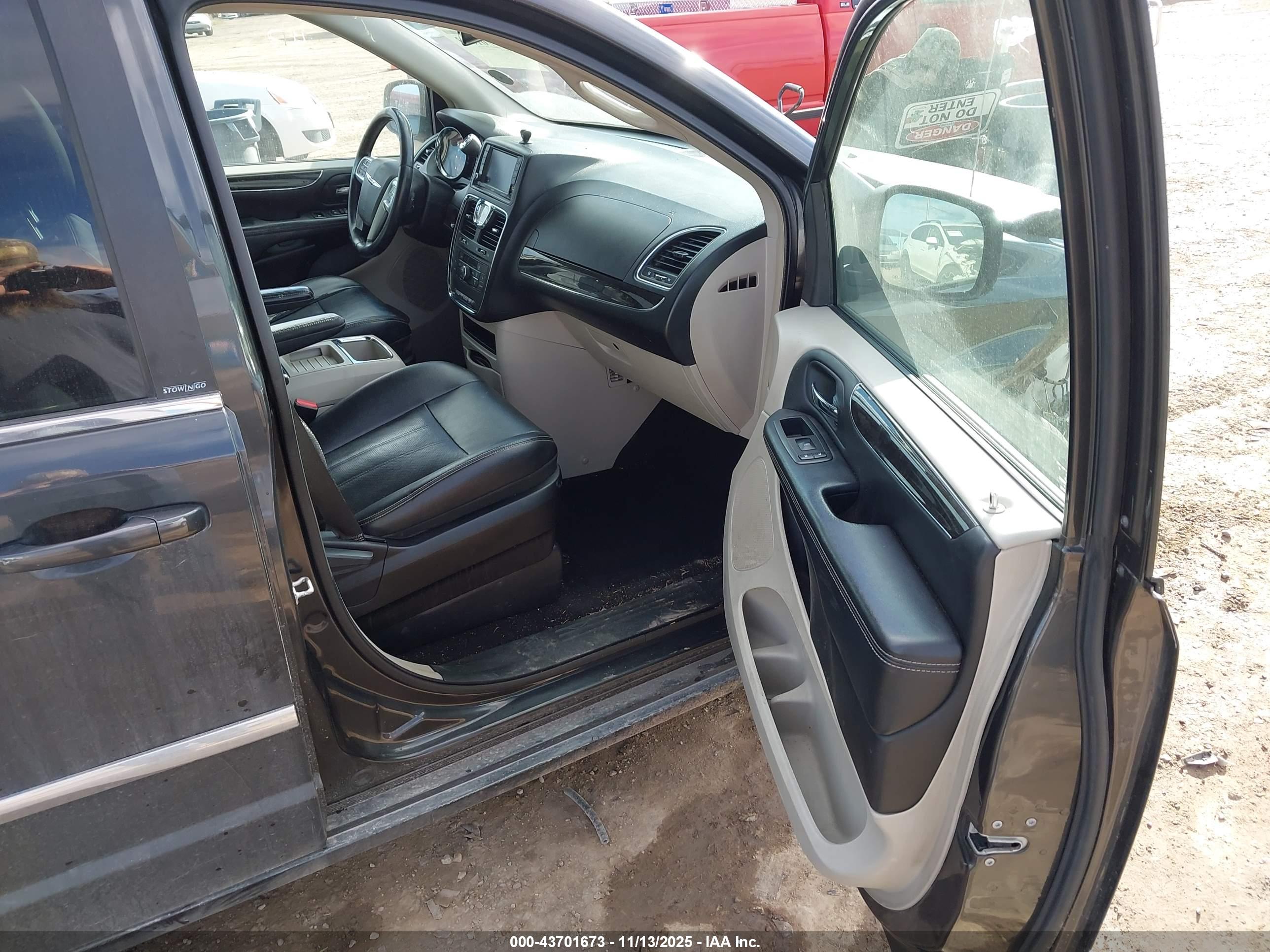 CHRYSLER TOWN image 5