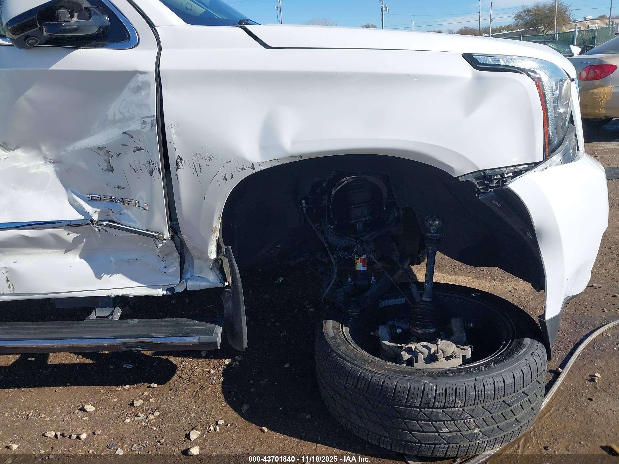 GMC YUKON image 6