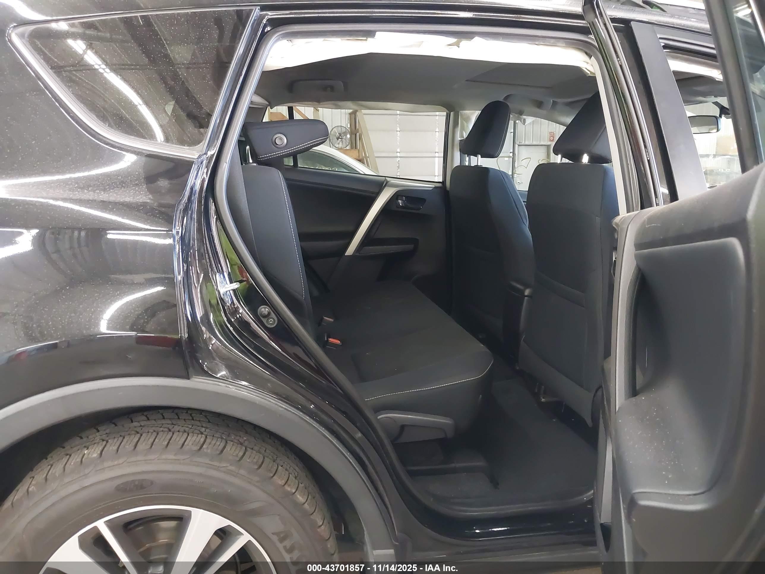 TOYOTA RAV4 image 8