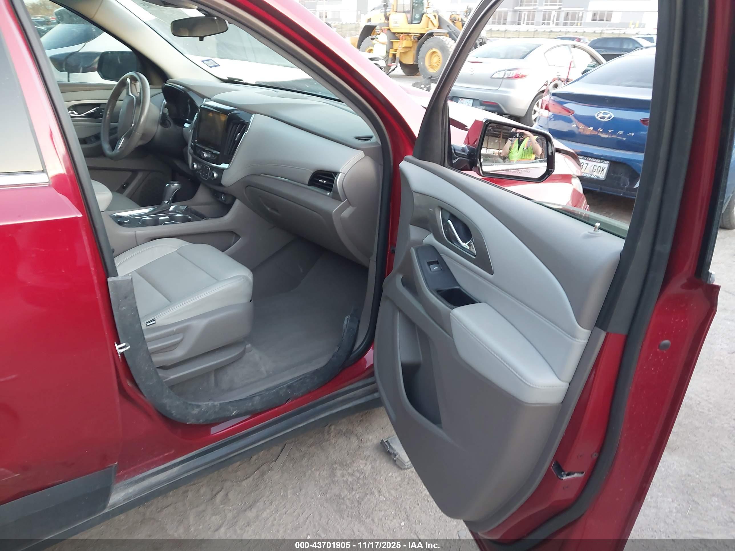 CHEVROLET TRAVERSE image 5