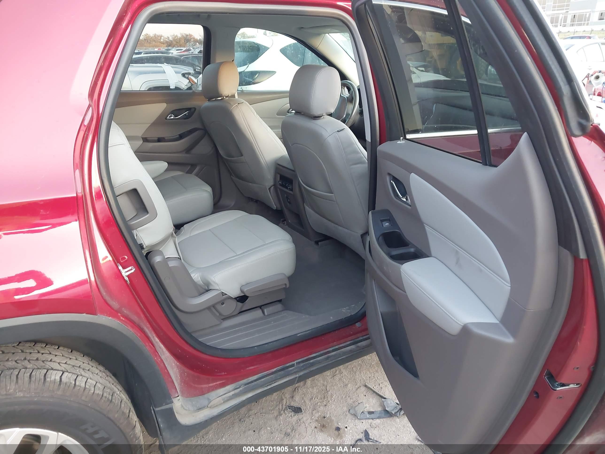 CHEVROLET TRAVERSE image 8