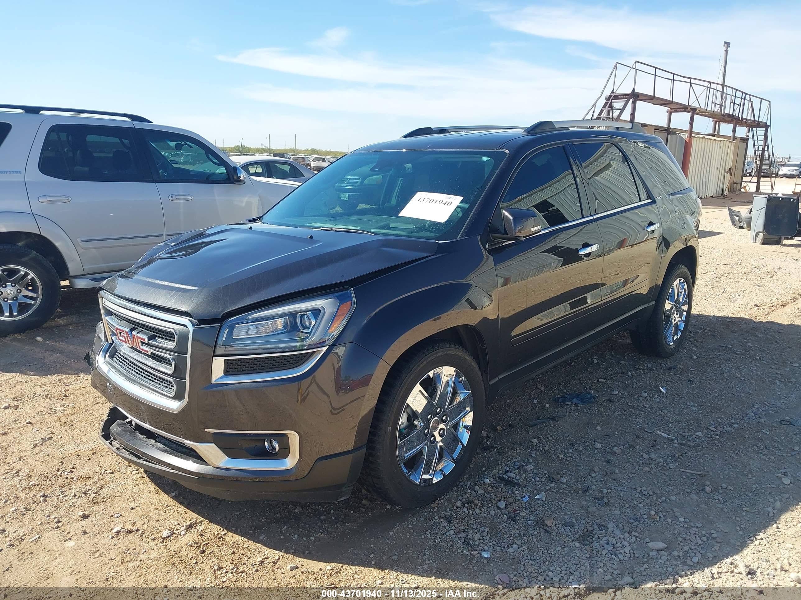 GMC ACADIA image 2