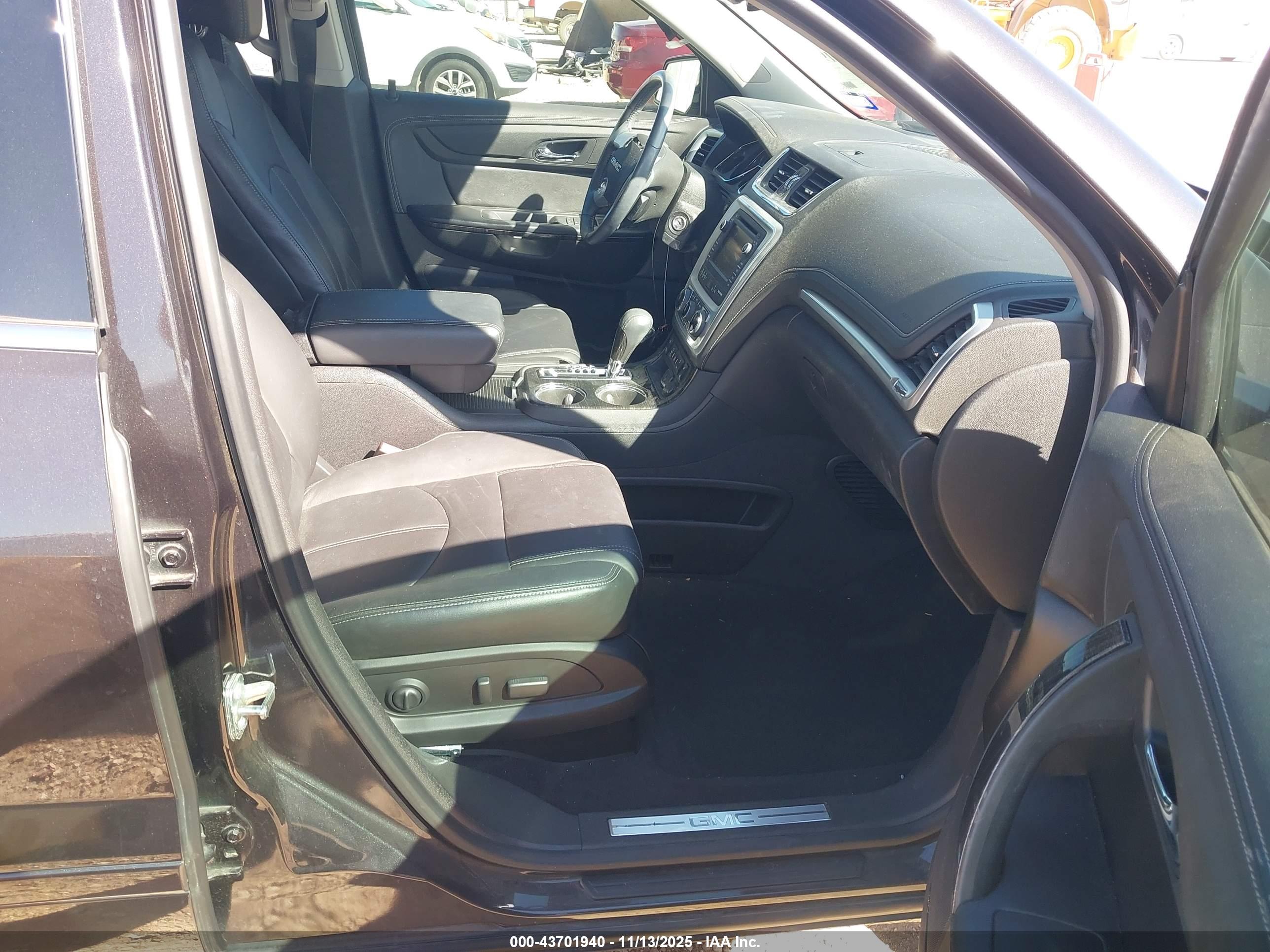 GMC ACADIA image 5