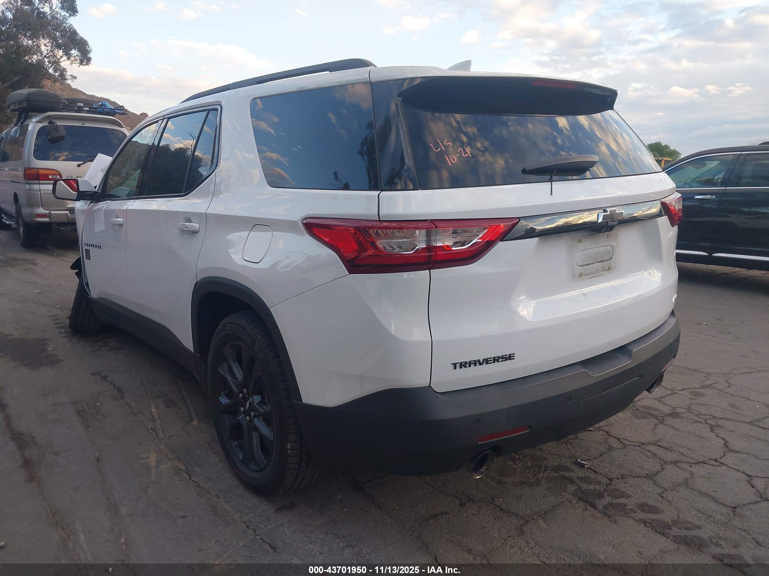CHEVROLET TRAVERSE image 3