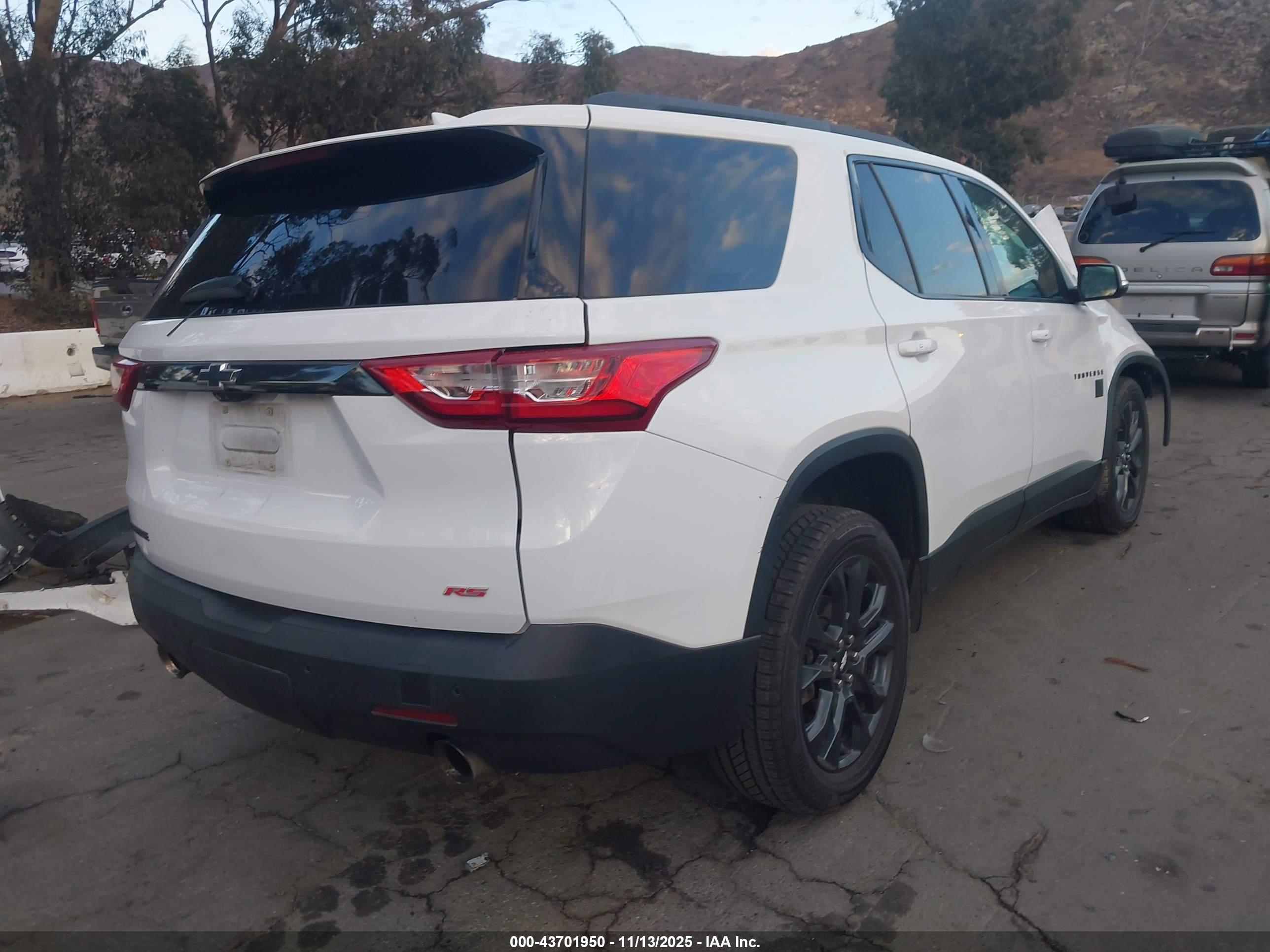 CHEVROLET TRAVERSE image 4