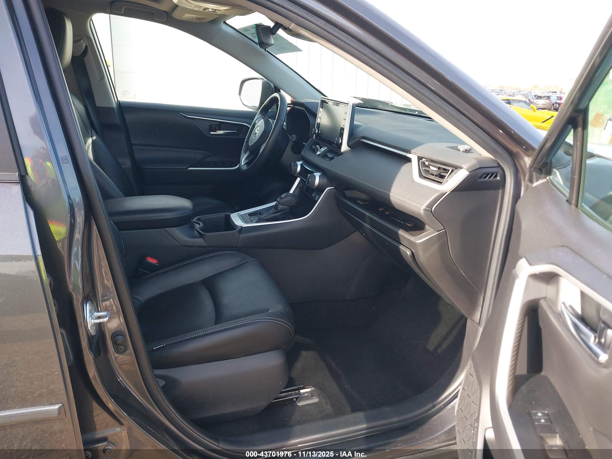 TOYOTA RAV4 image 5