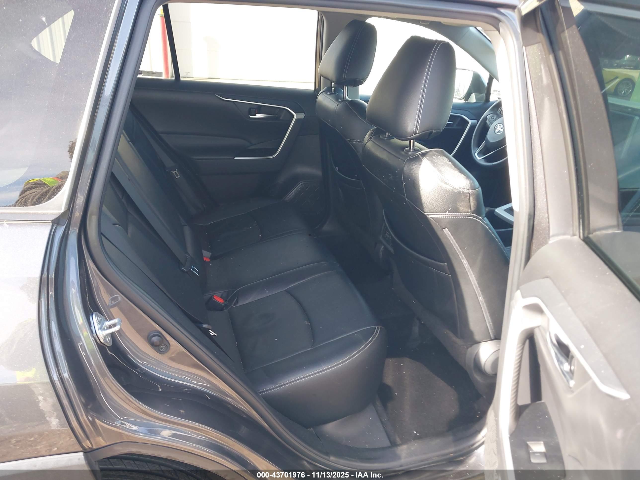 TOYOTA RAV4 image 8