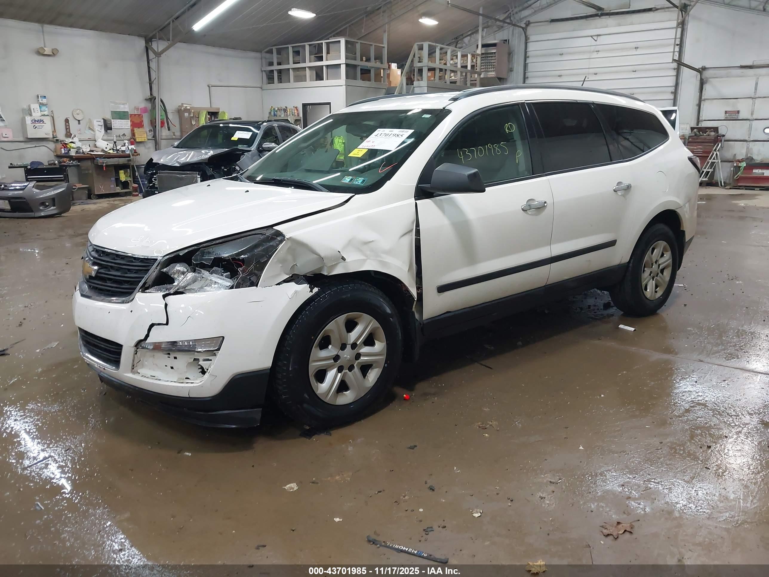 CHEVROLET TRAVERSE image 2