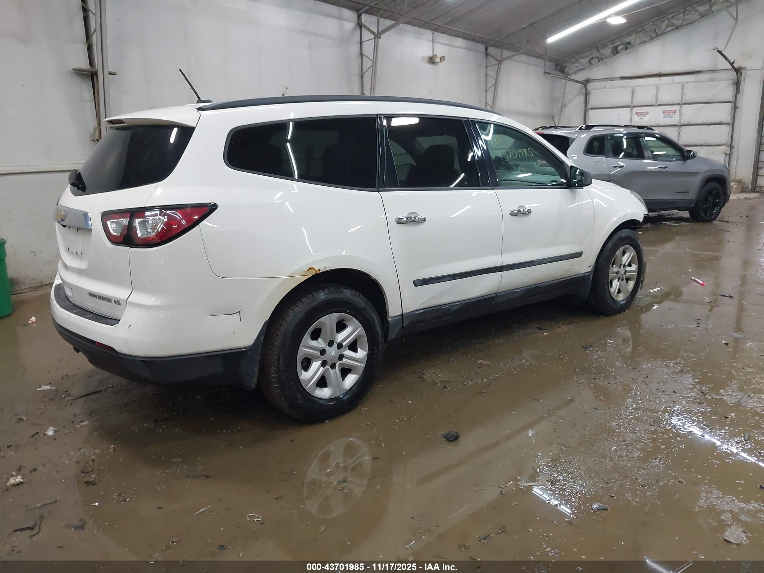 CHEVROLET TRAVERSE image 4