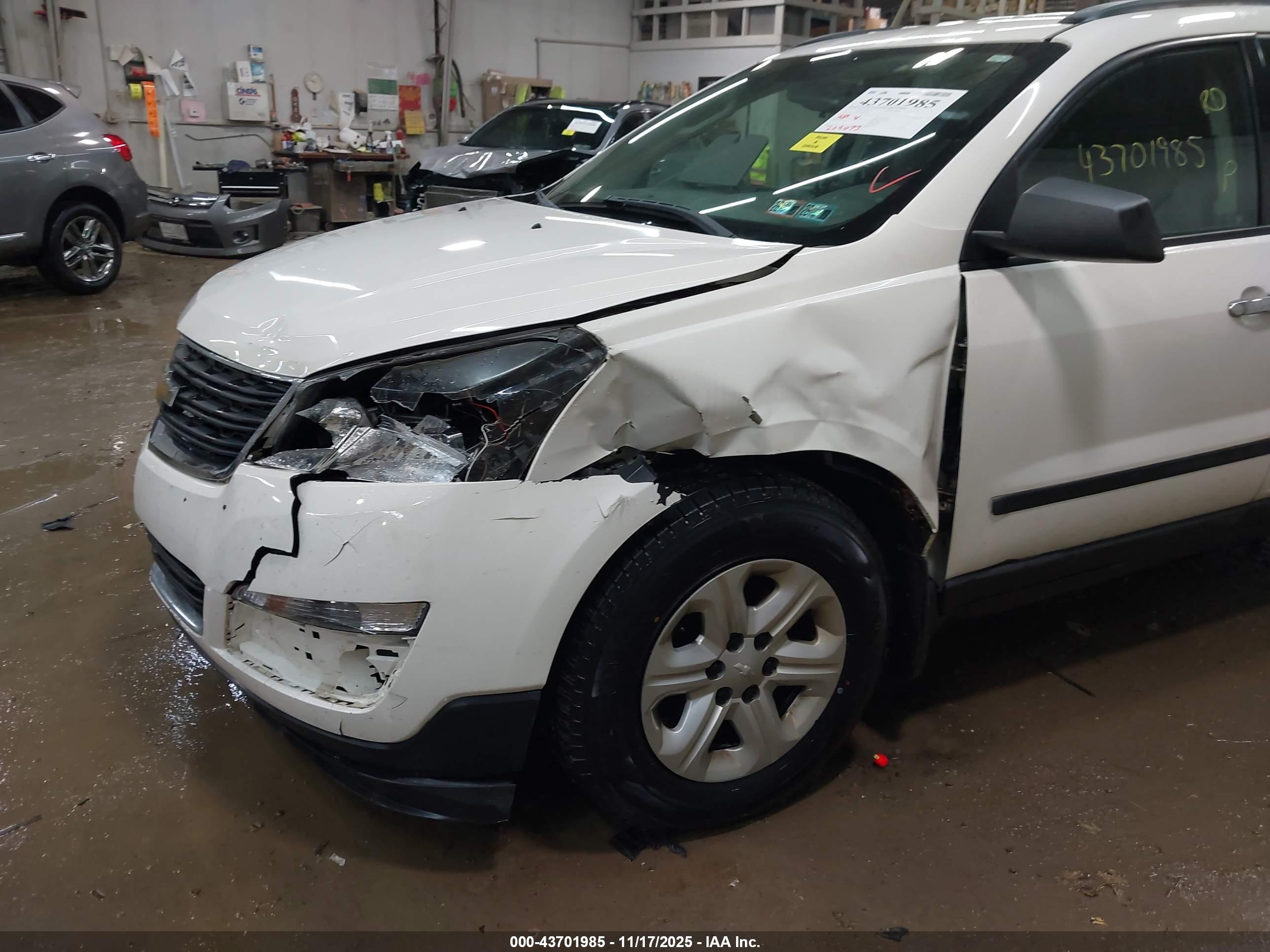CHEVROLET TRAVERSE image 6