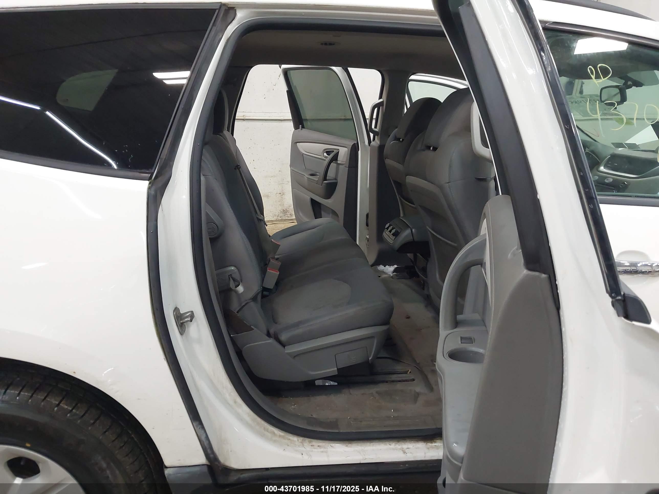 CHEVROLET TRAVERSE image 8