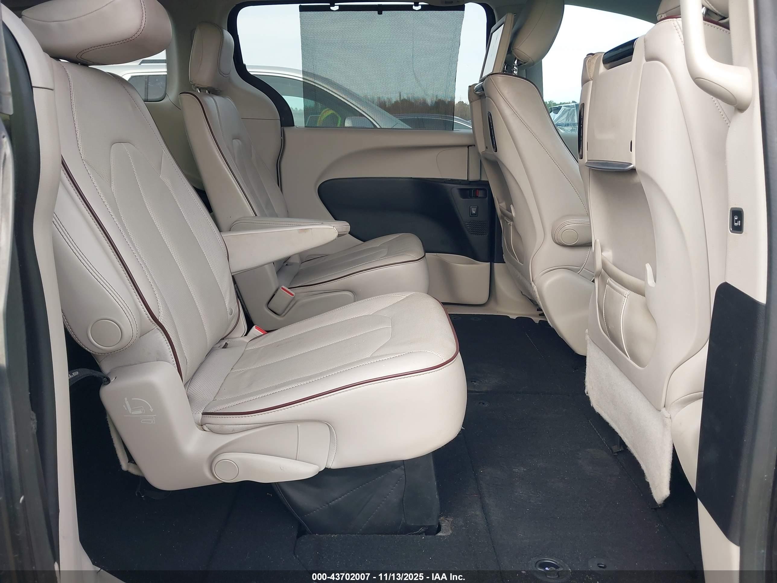 CHRYSLER PACIFICA image 8