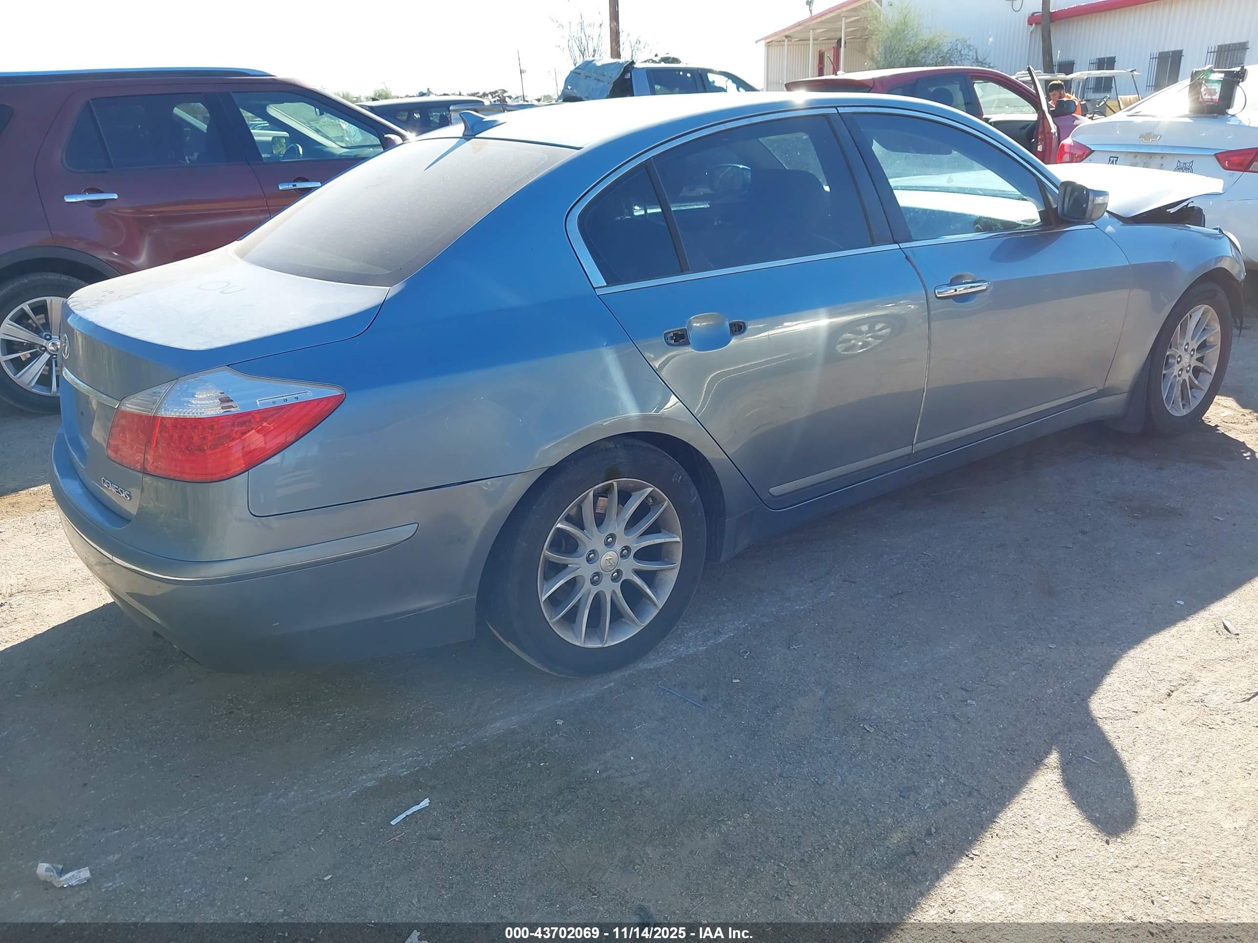 HYUNDAI GENESIS image 4