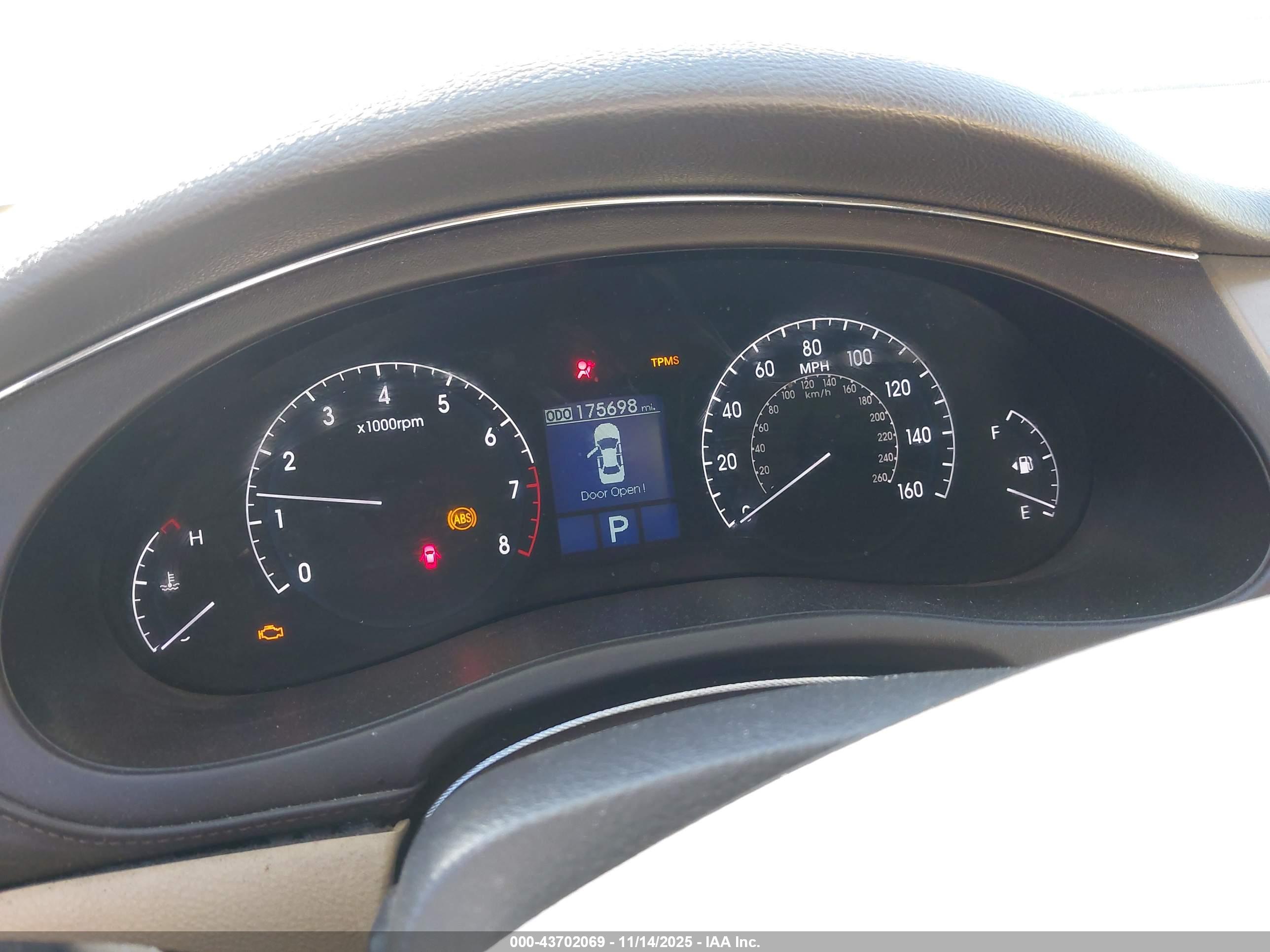 HYUNDAI GENESIS image 7
