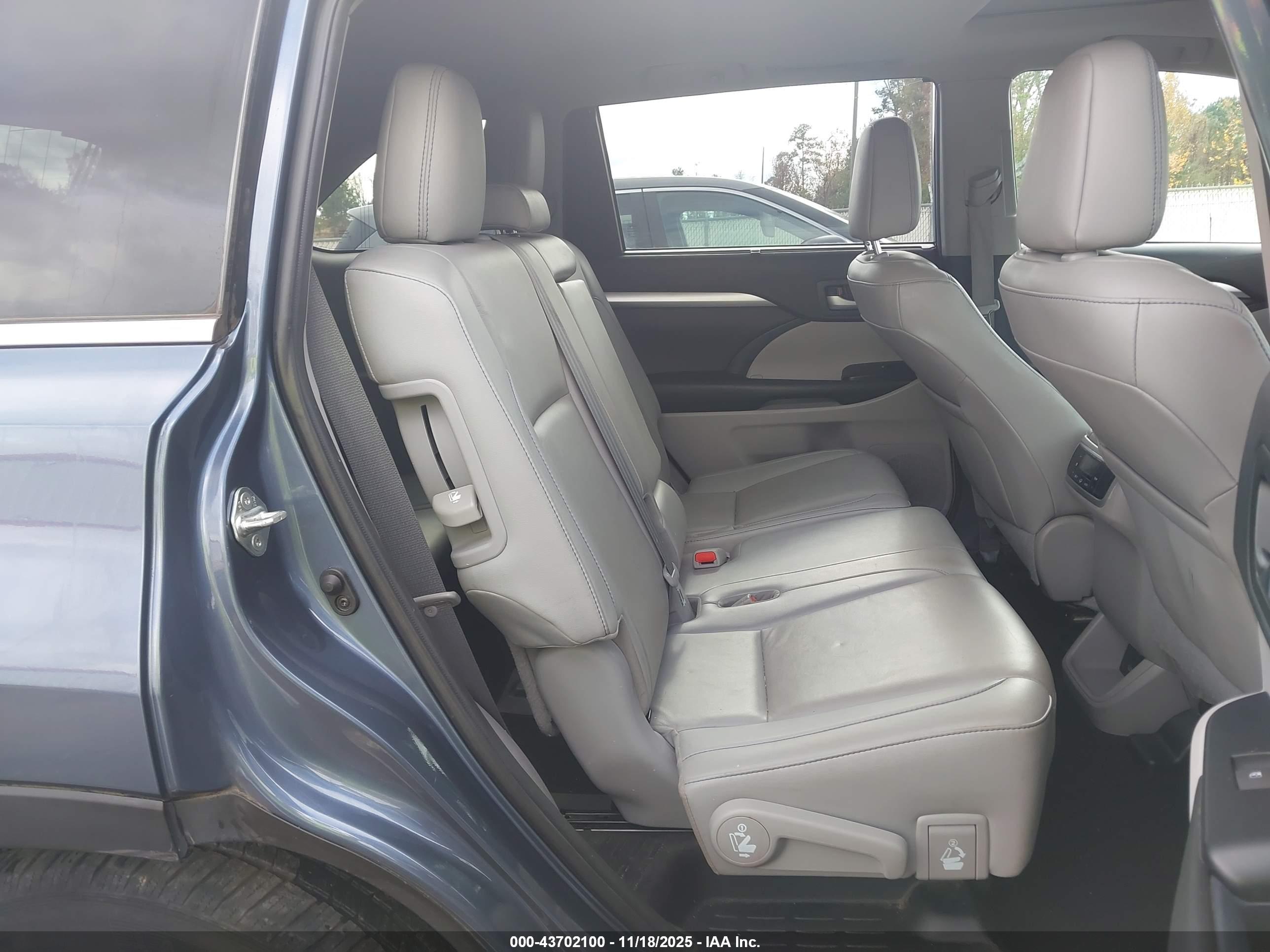 TOYOTA HIGHLANDER image 8