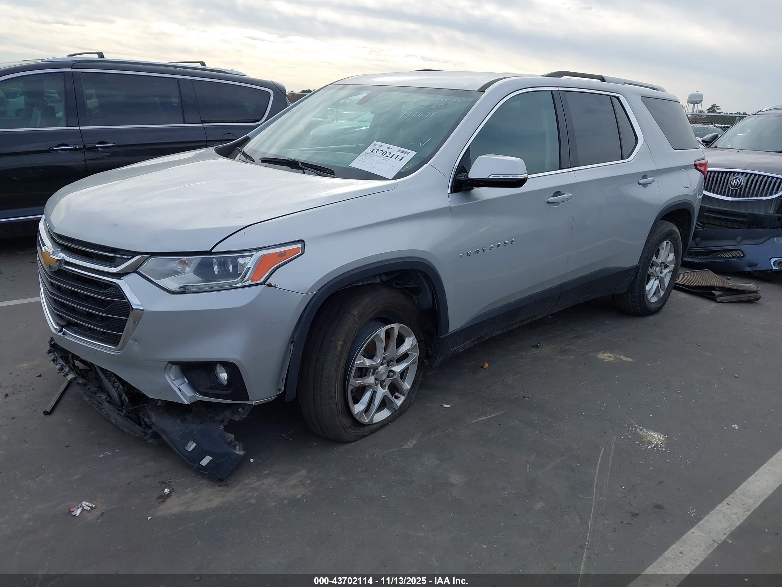 CHEVROLET TRAVERSE image 2