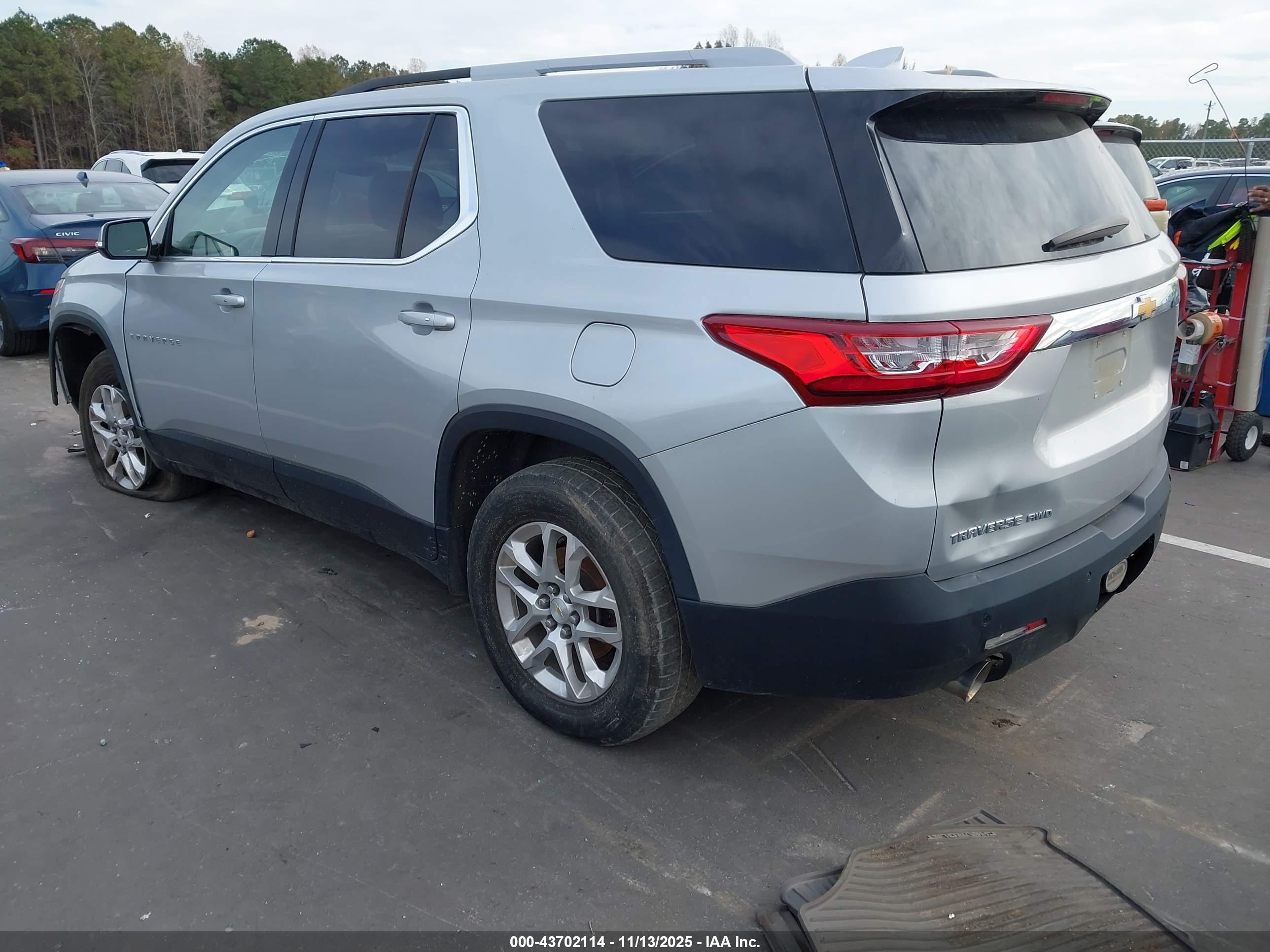 CHEVROLET TRAVERSE image 3