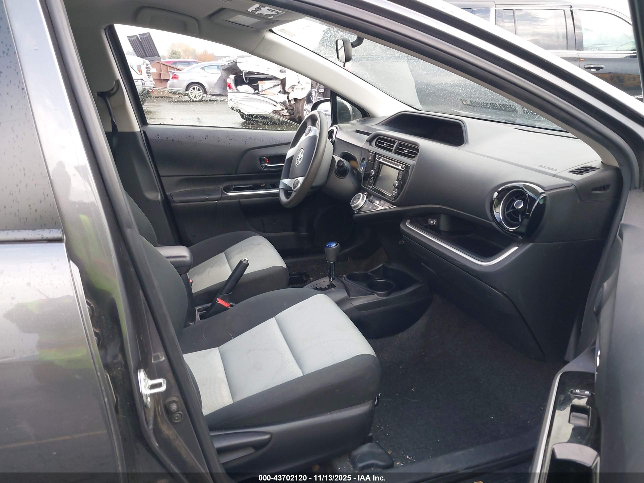 TOYOTA PRIUS image 5