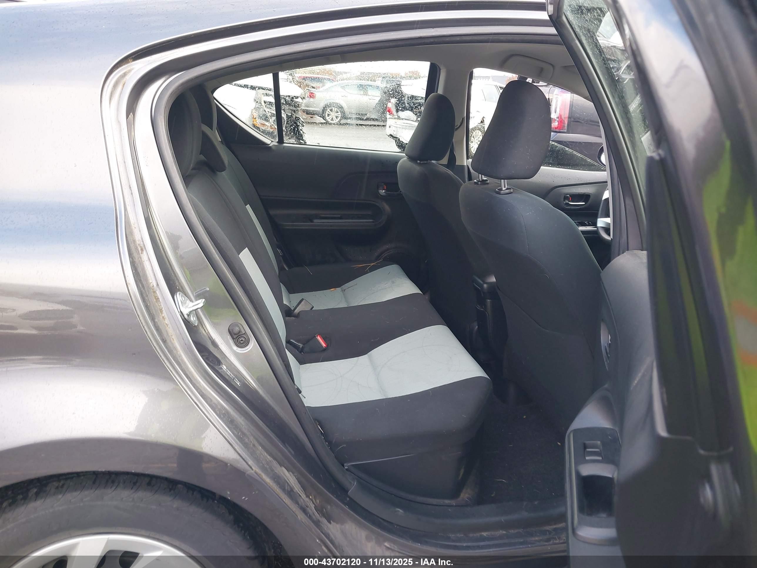TOYOTA PRIUS image 8