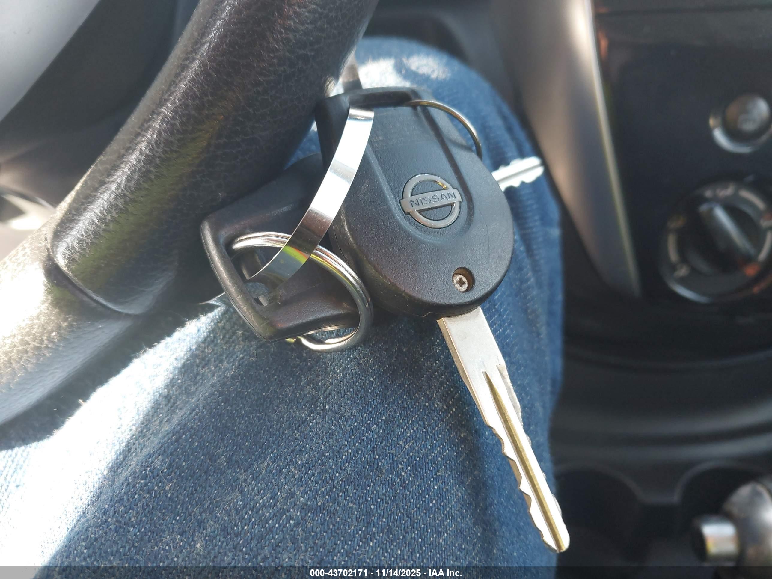 NISSAN VERSA image 11