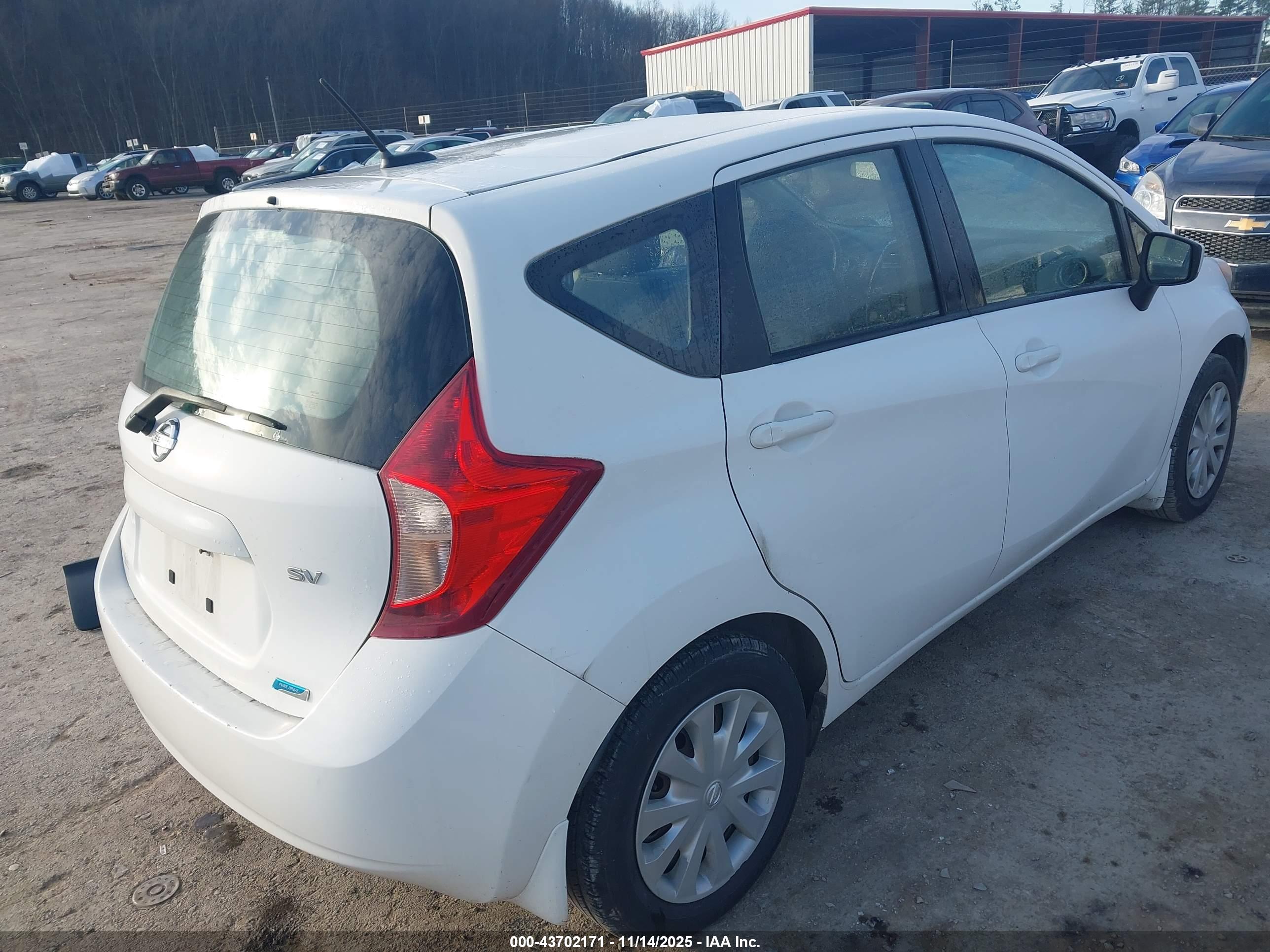 NISSAN VERSA image 4