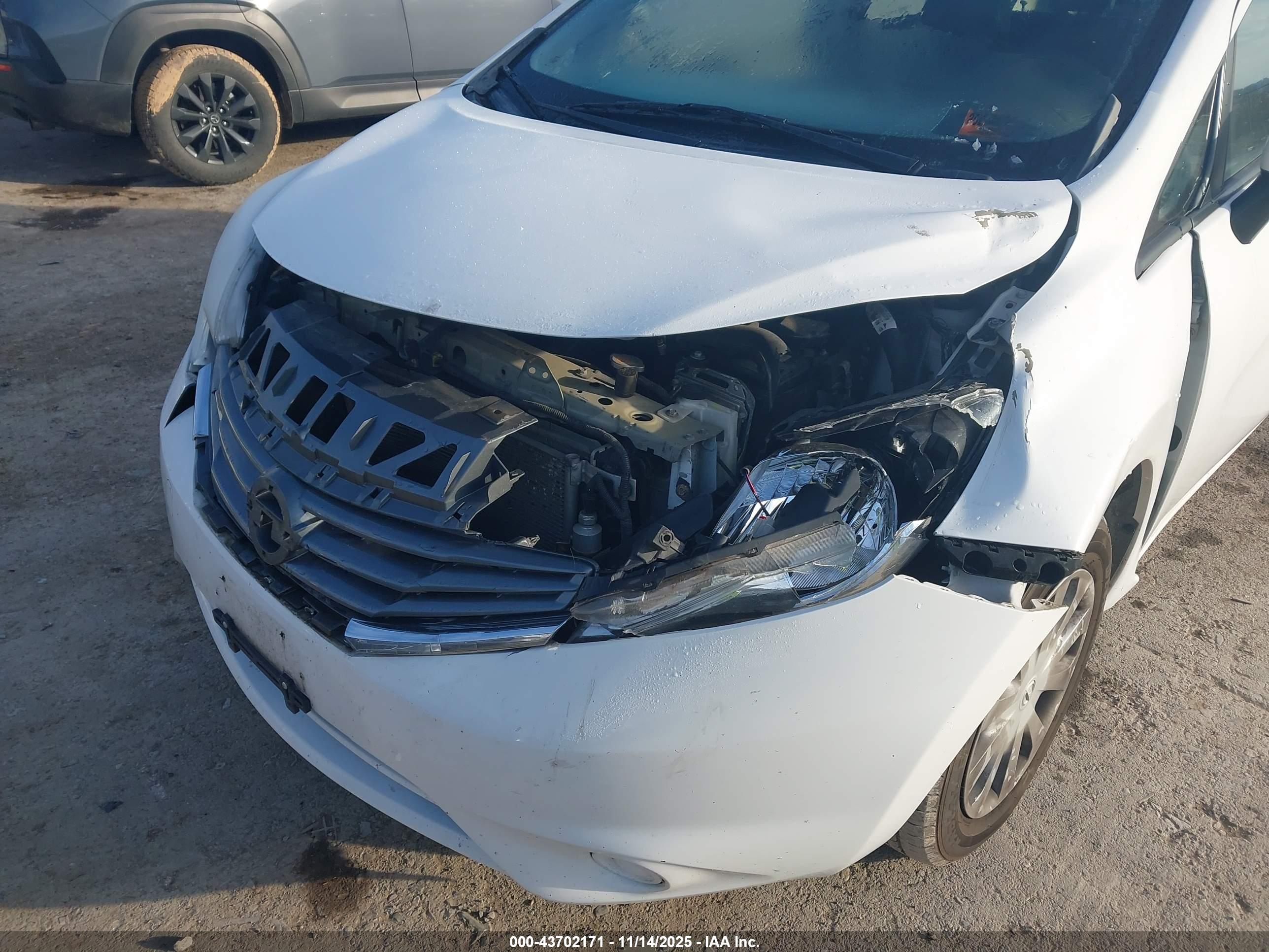NISSAN VERSA image 6