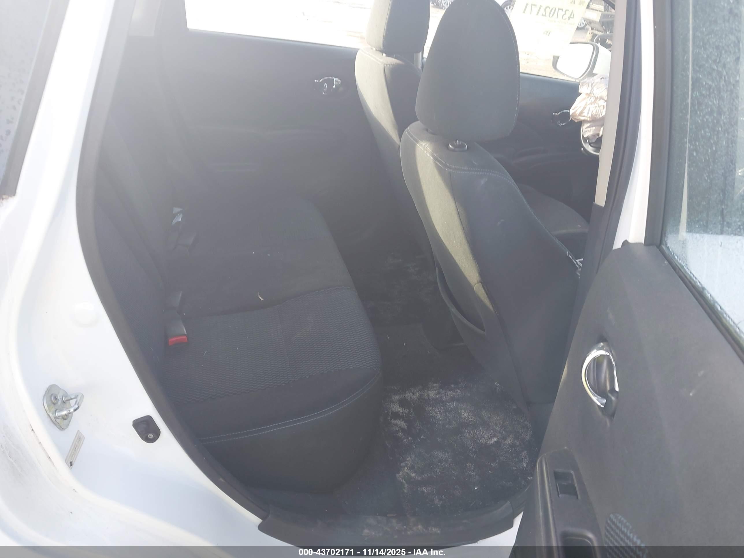 NISSAN VERSA image 8