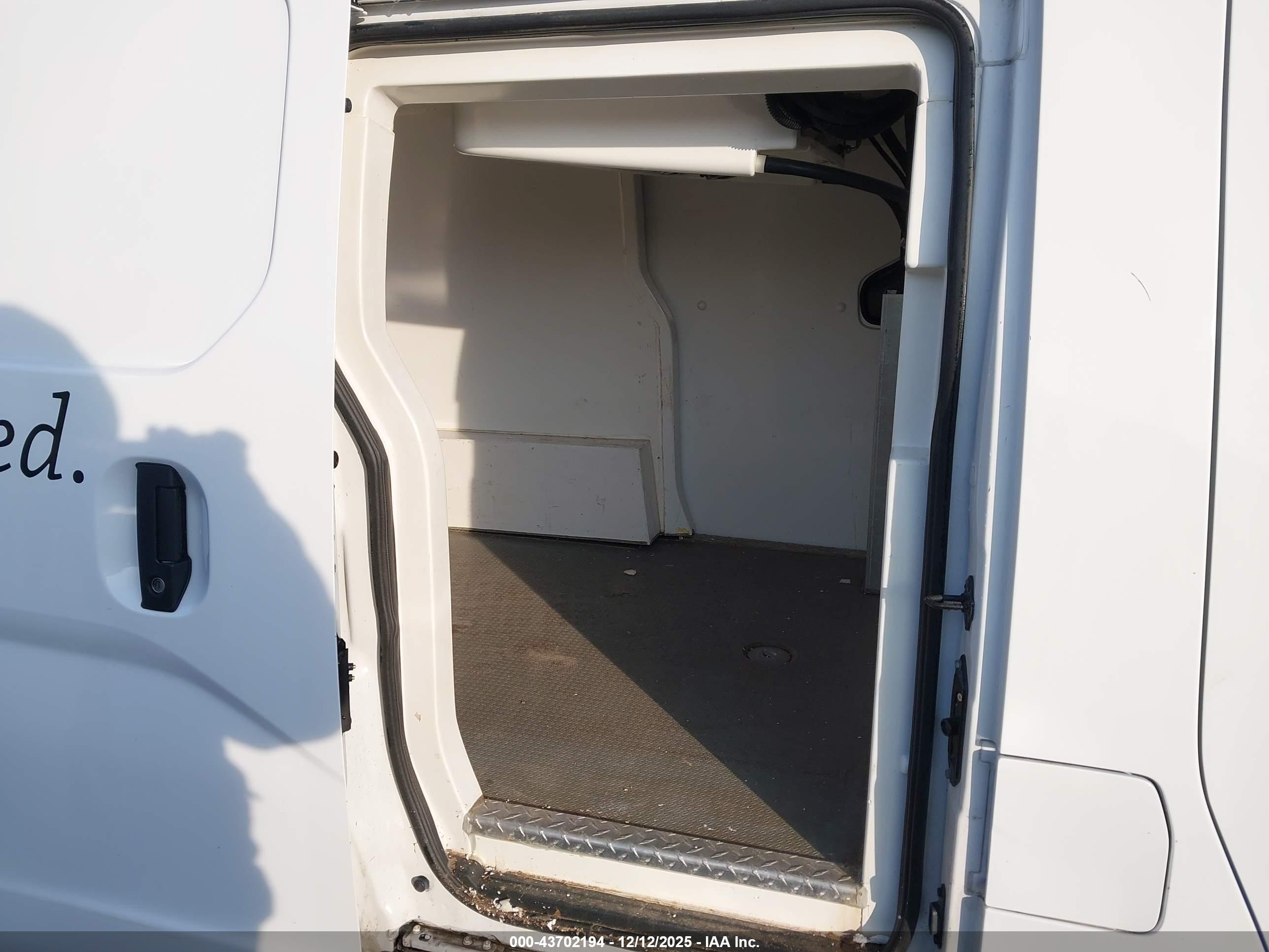 NISSAN NV200 image 8
