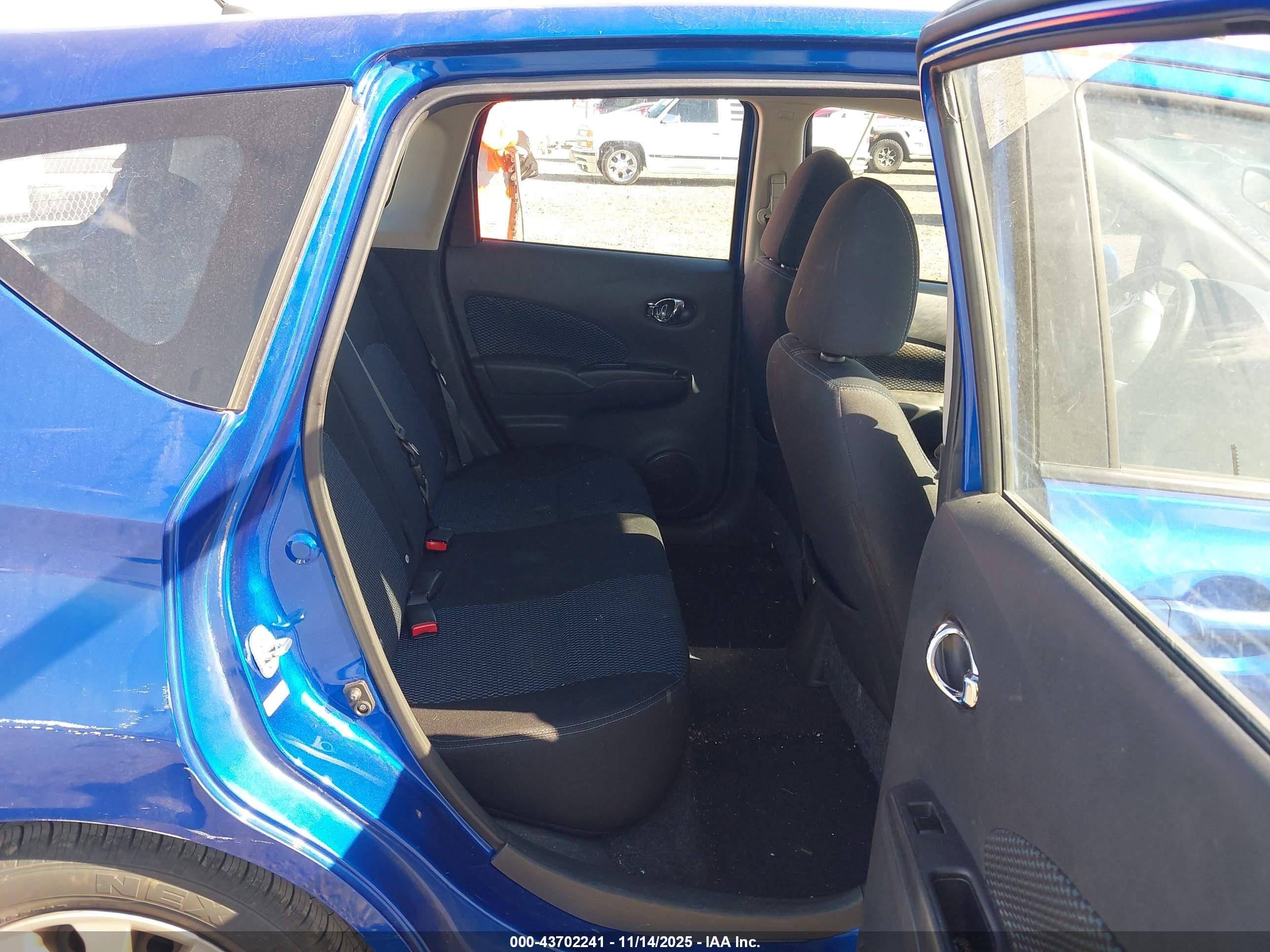 NISSAN VERSA image 8