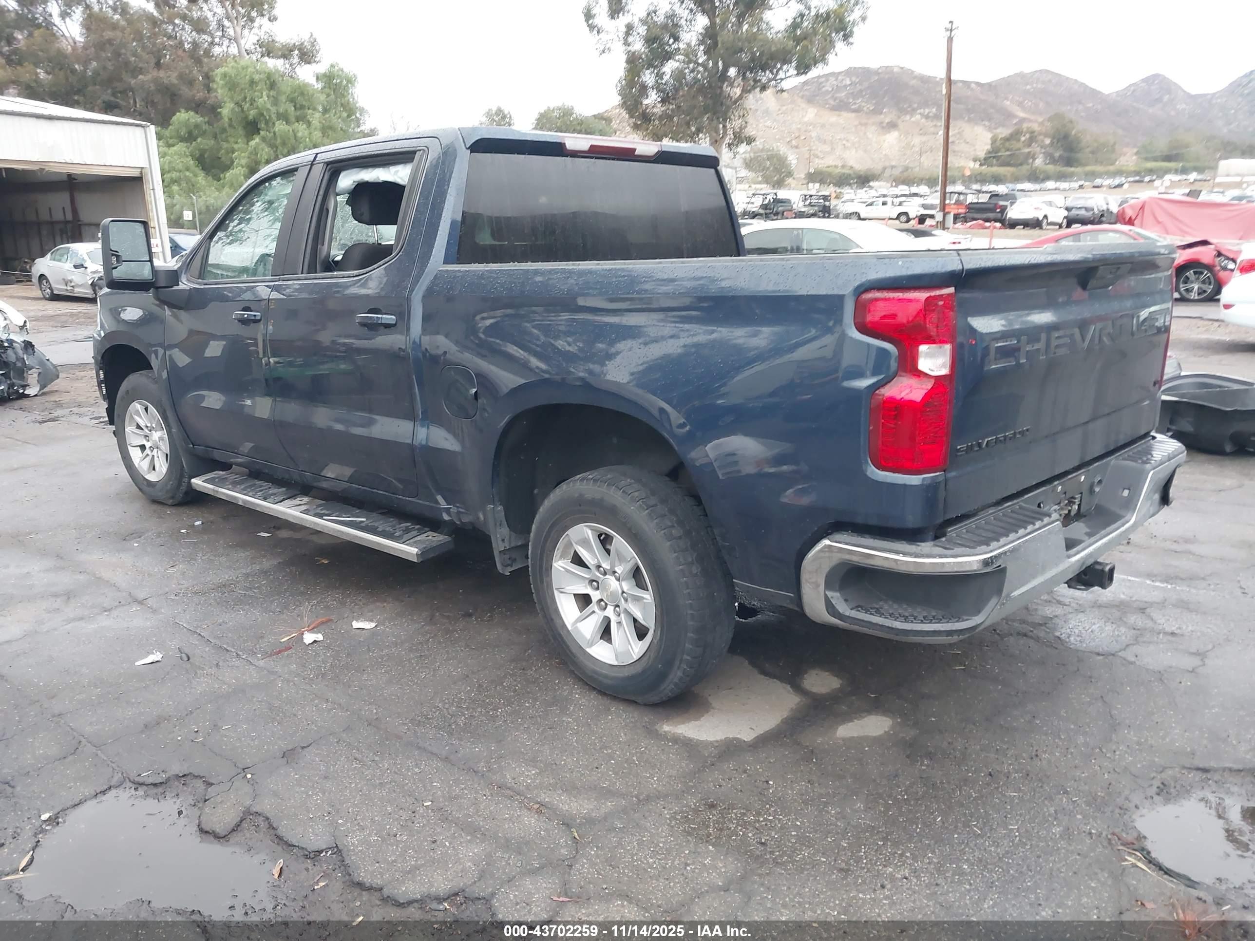 CHEVROLET SILVERADO image 3