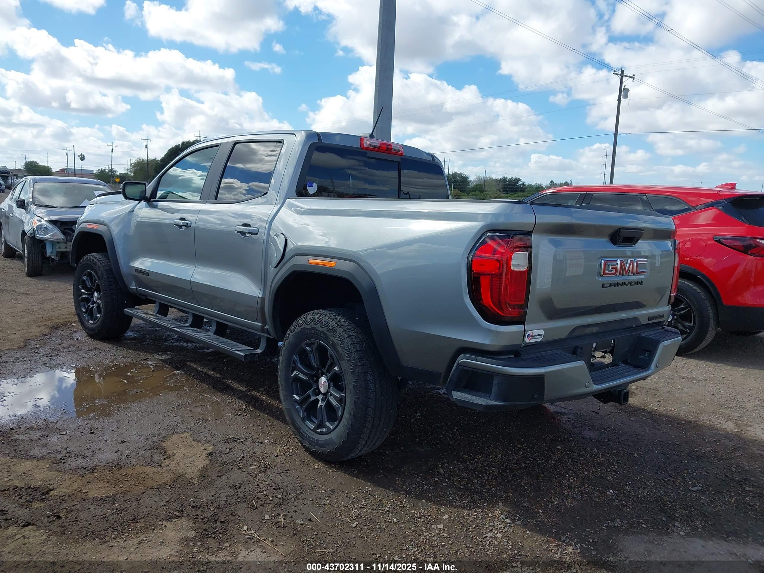 GMC CANYON image 3