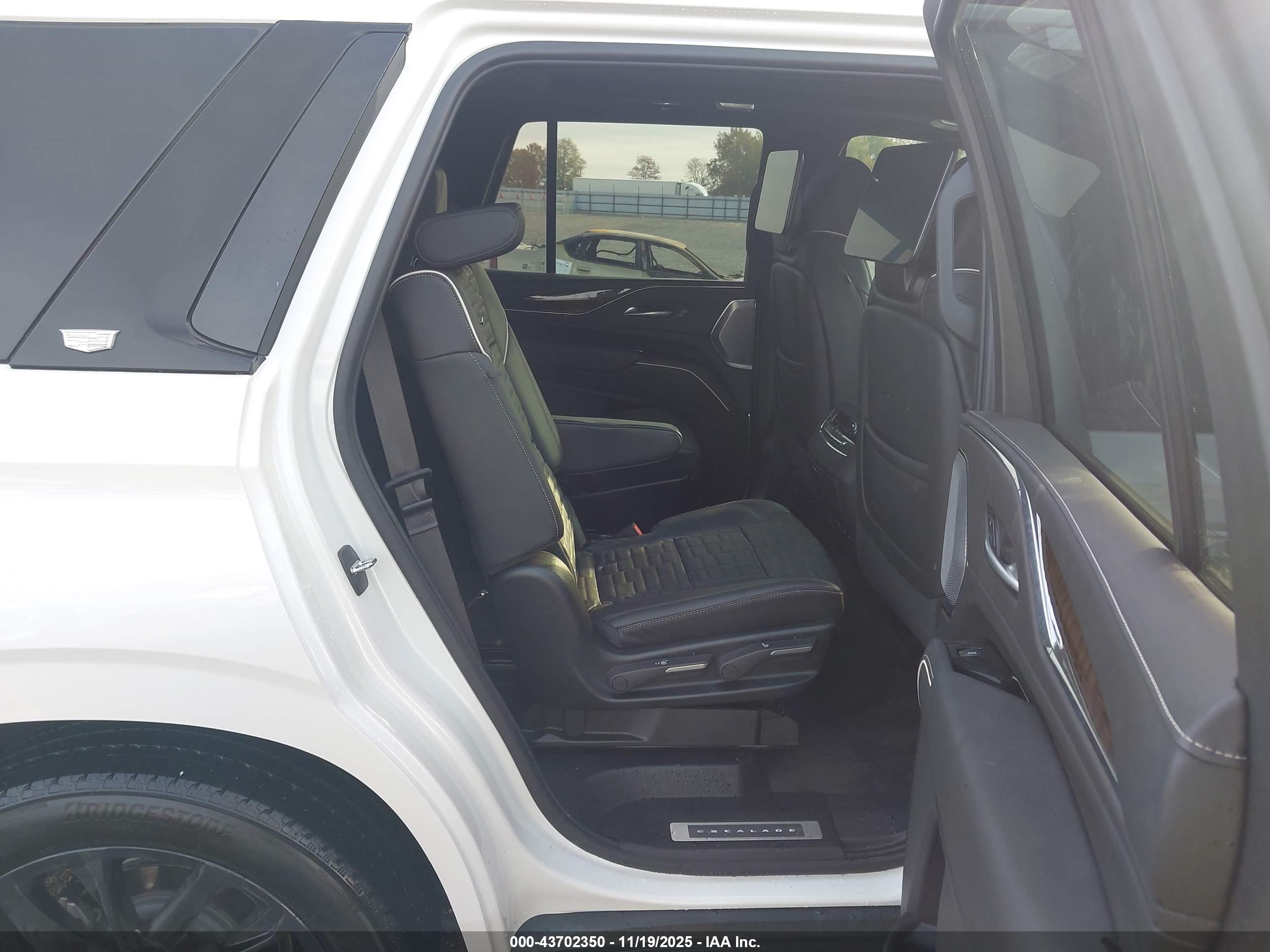CADILLAC ESCALADE image 8
