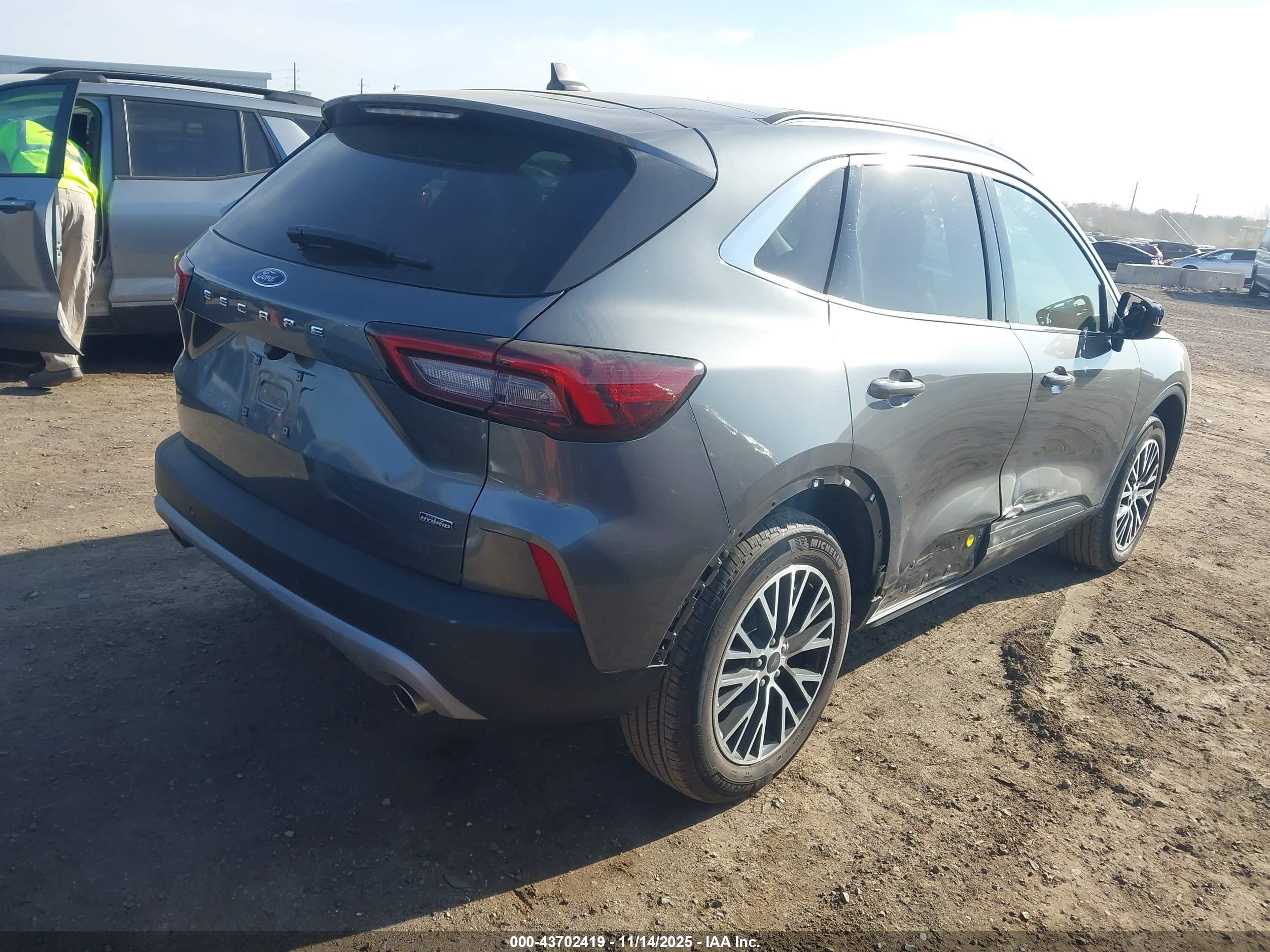 FORD ESCAPE image 4