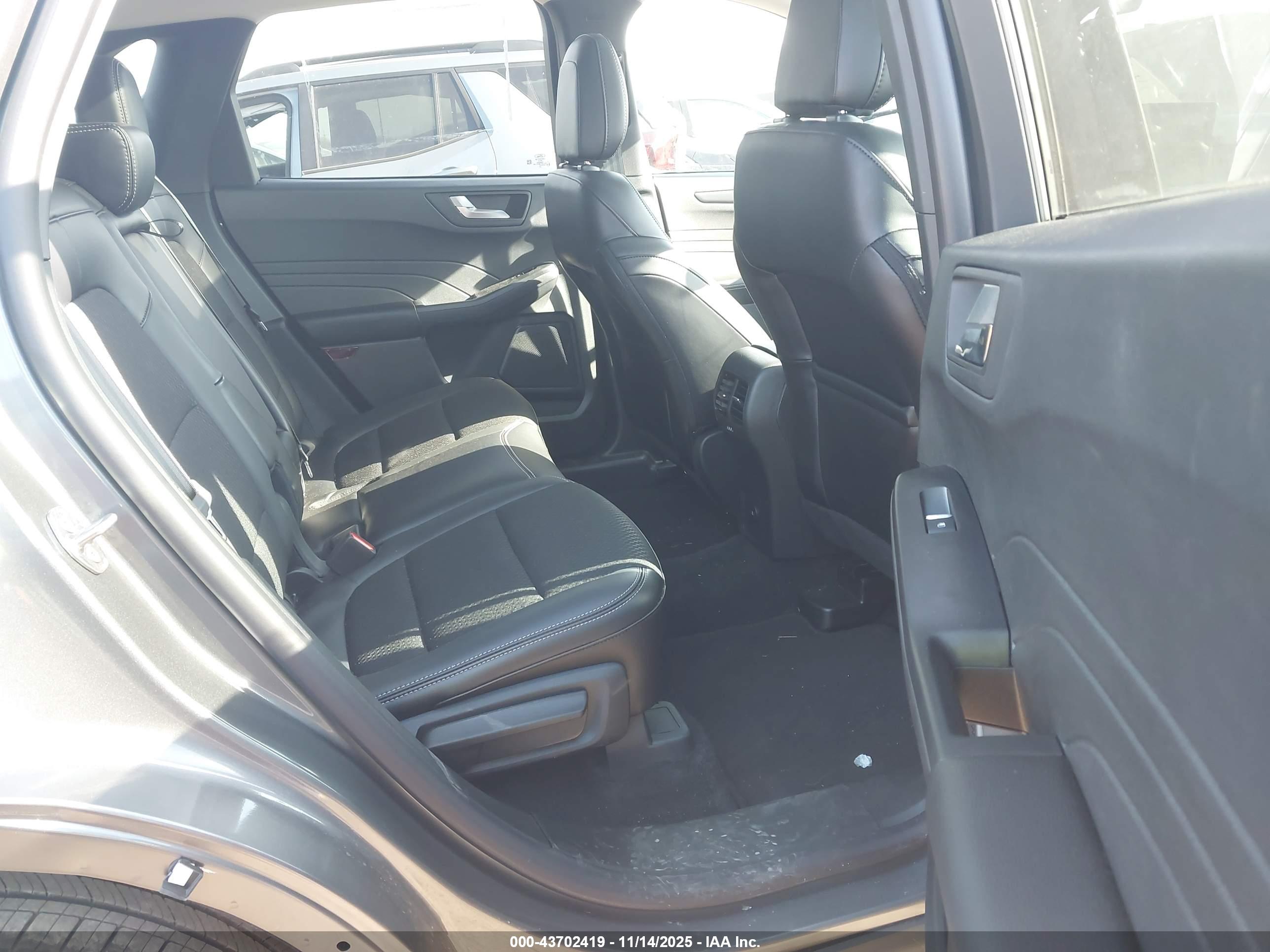 FORD ESCAPE image 8