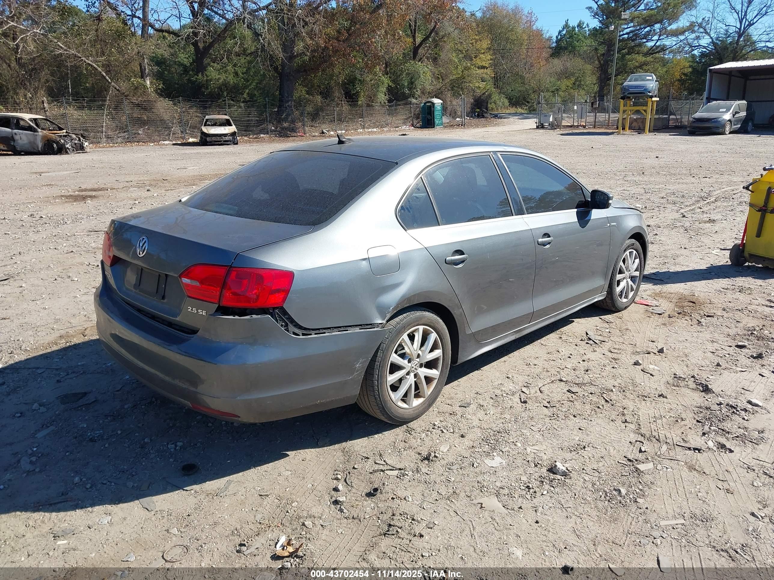 VOLKSWAGEN JETTA image 4