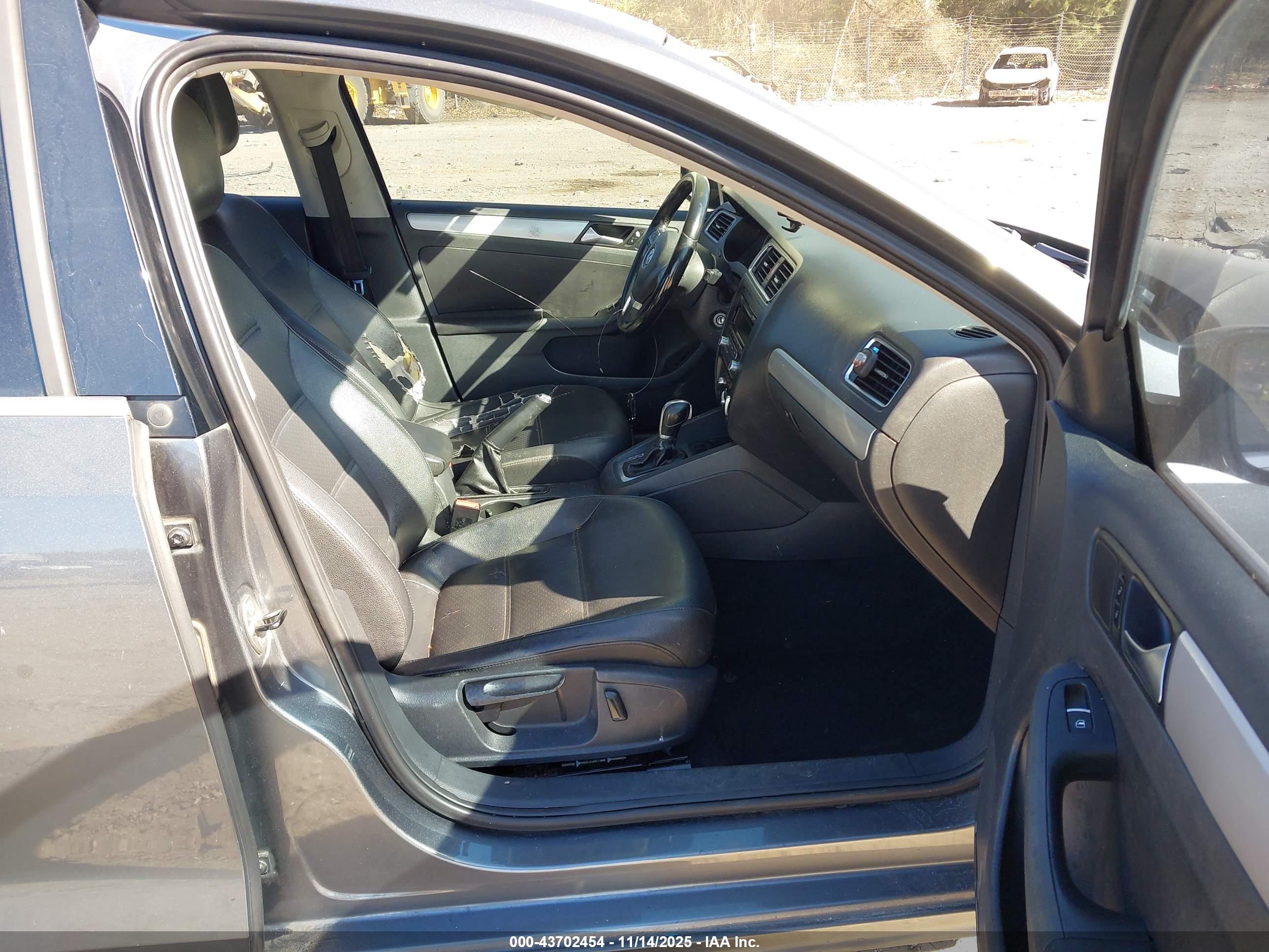 VOLKSWAGEN JETTA image 5