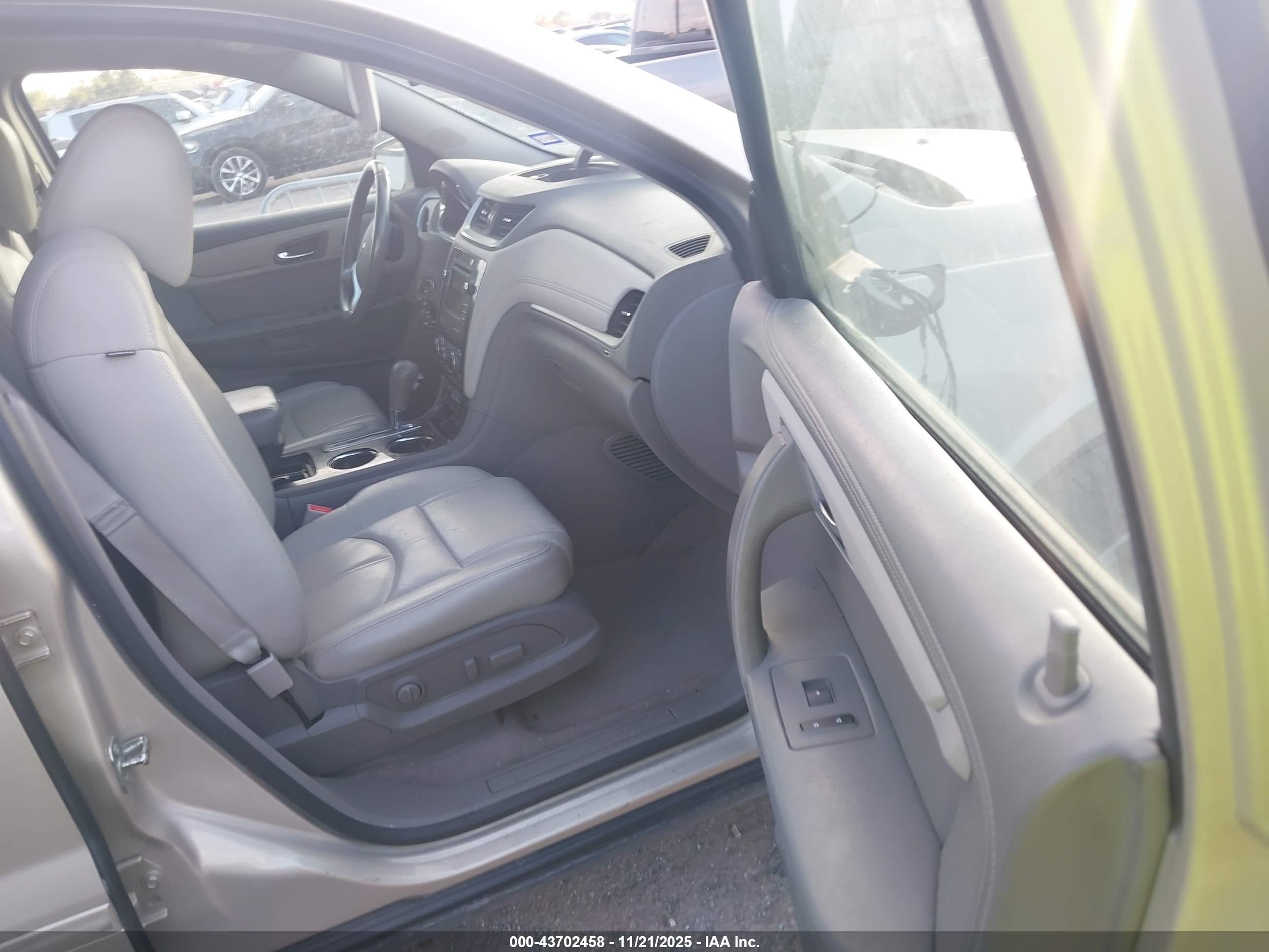 CHEVROLET TRAVERSE image 5