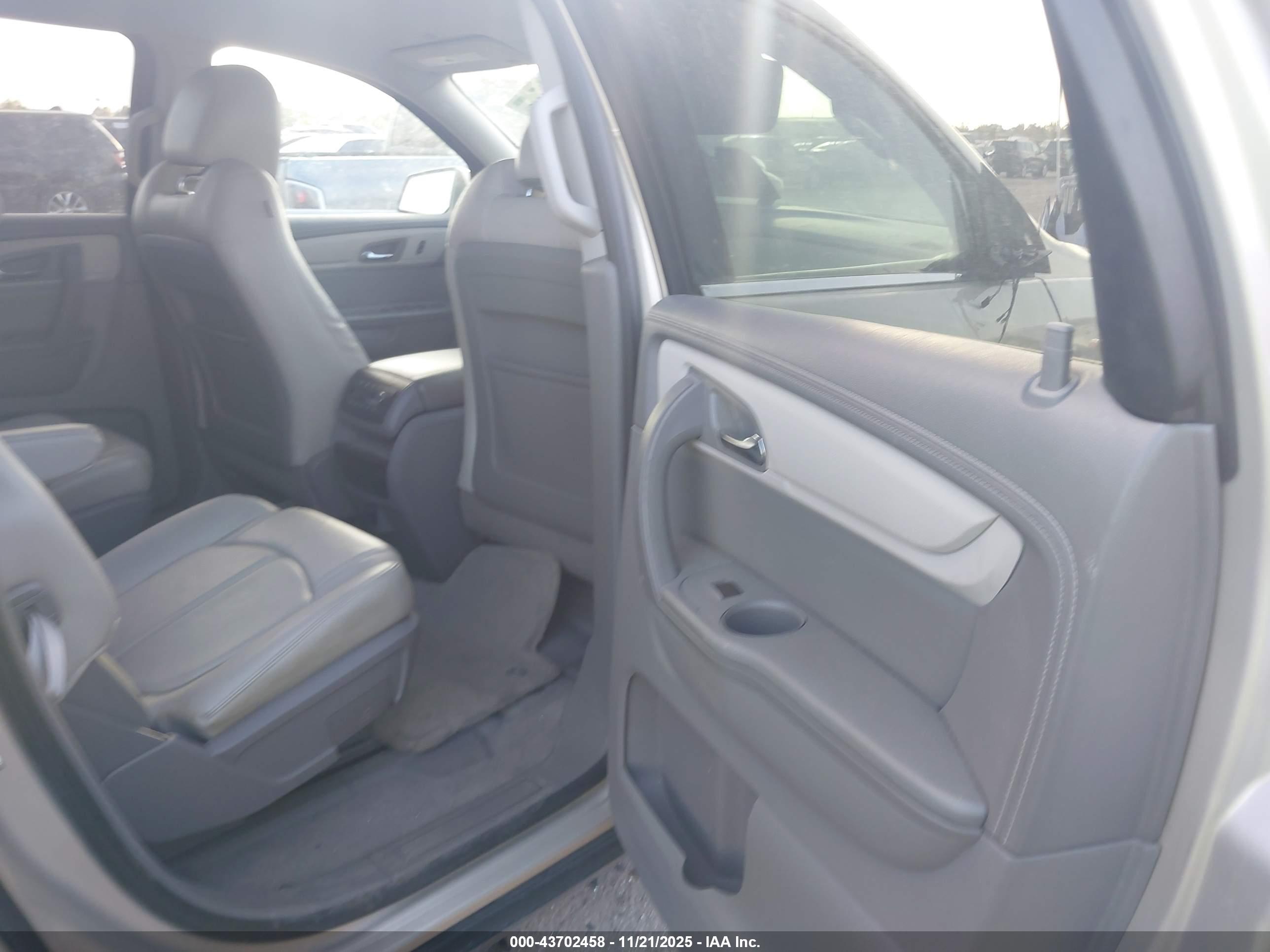 CHEVROLET TRAVERSE image 8