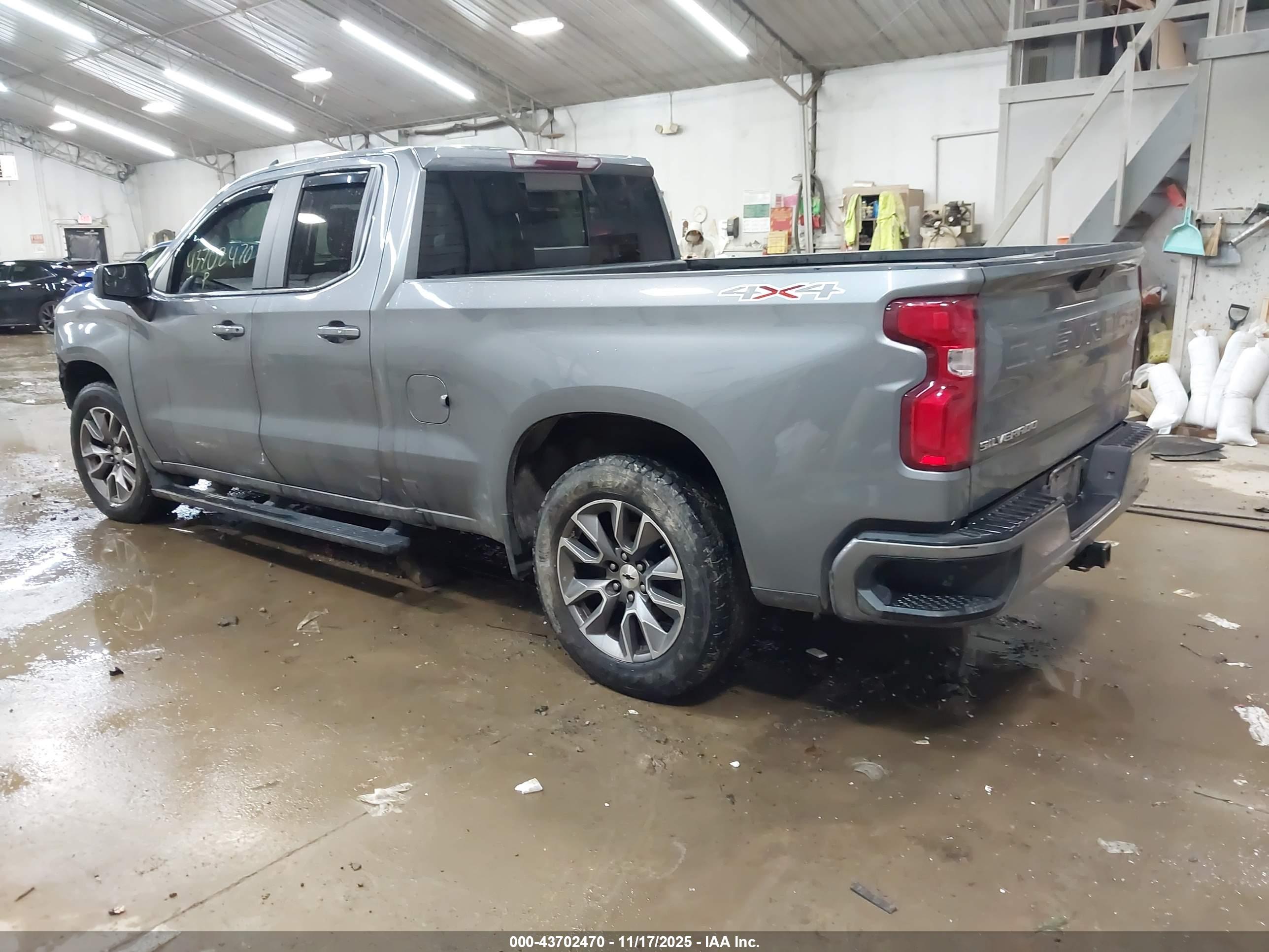 CHEVROLET SILVERADO image 3