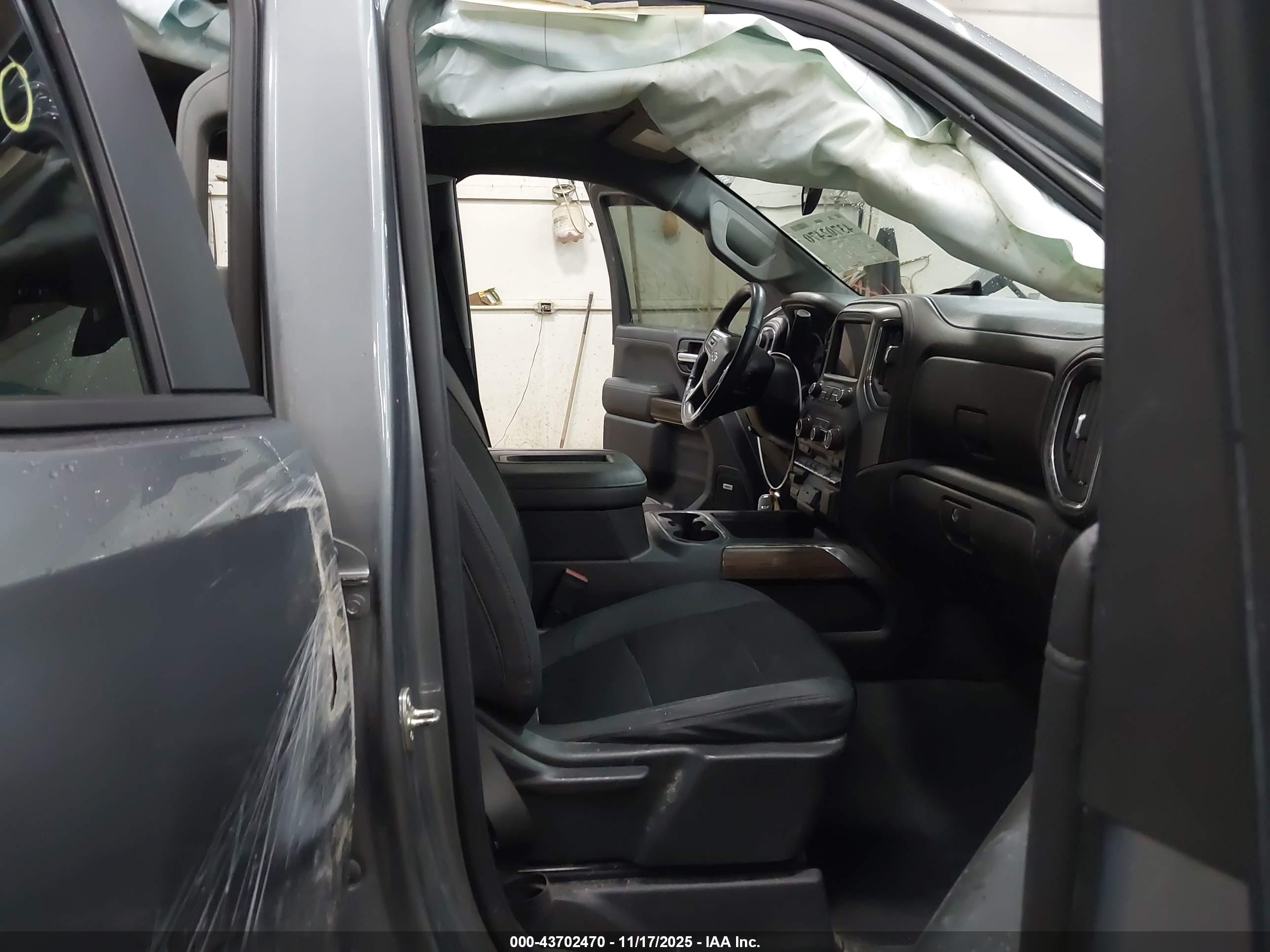 CHEVROLET SILVERADO image 5