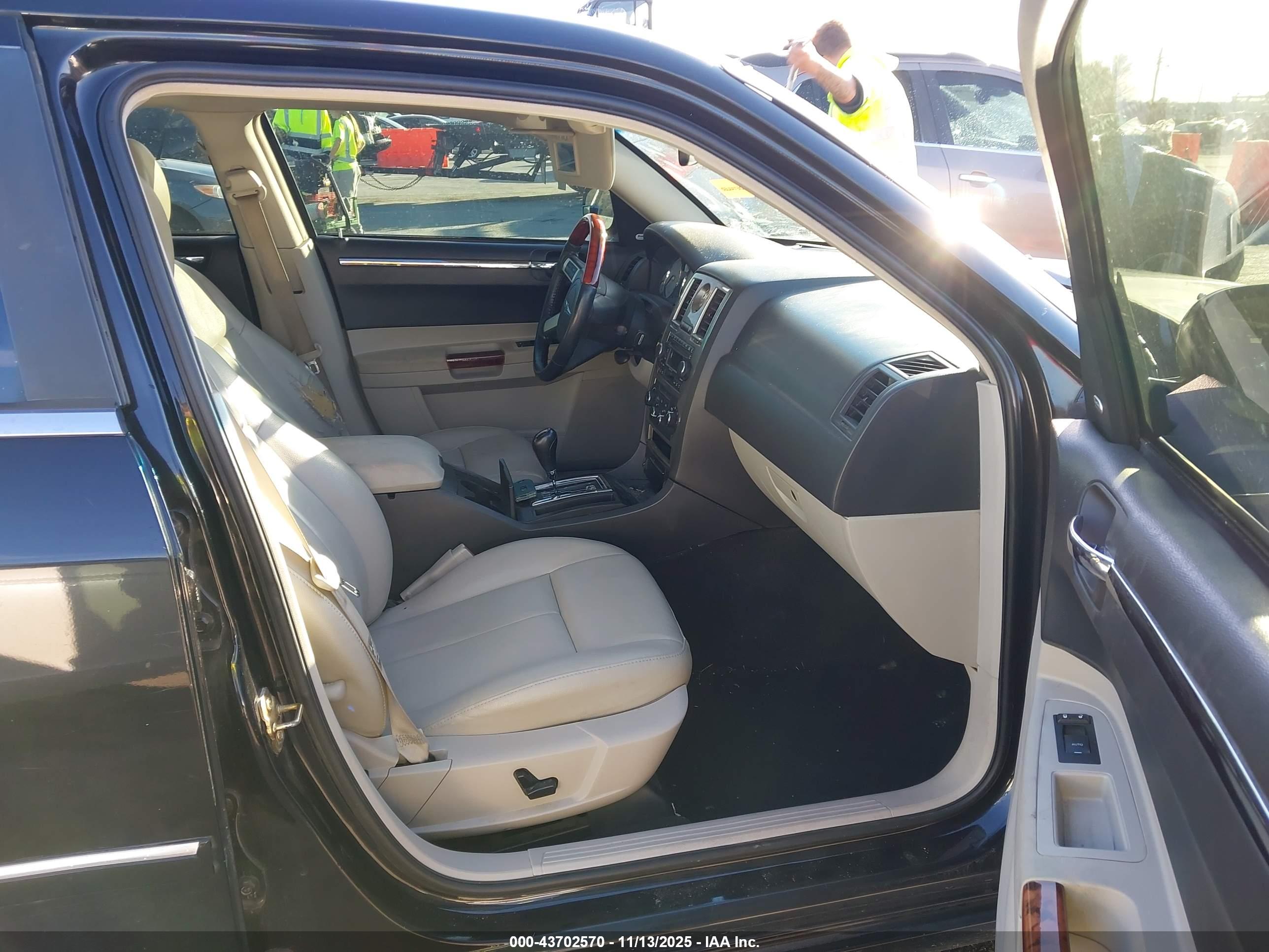 CHRYSLER 300 image 5