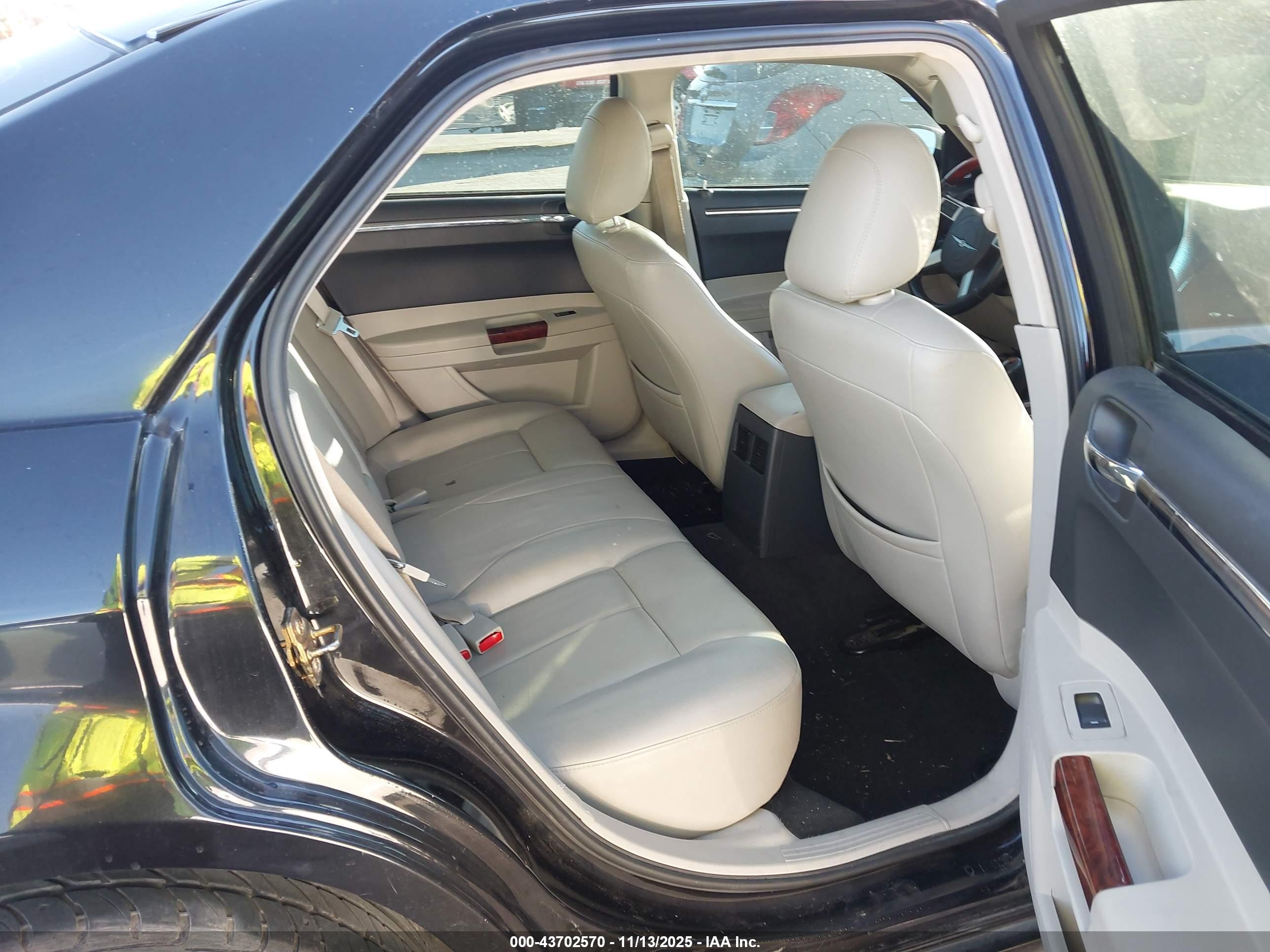 CHRYSLER 300 image 8