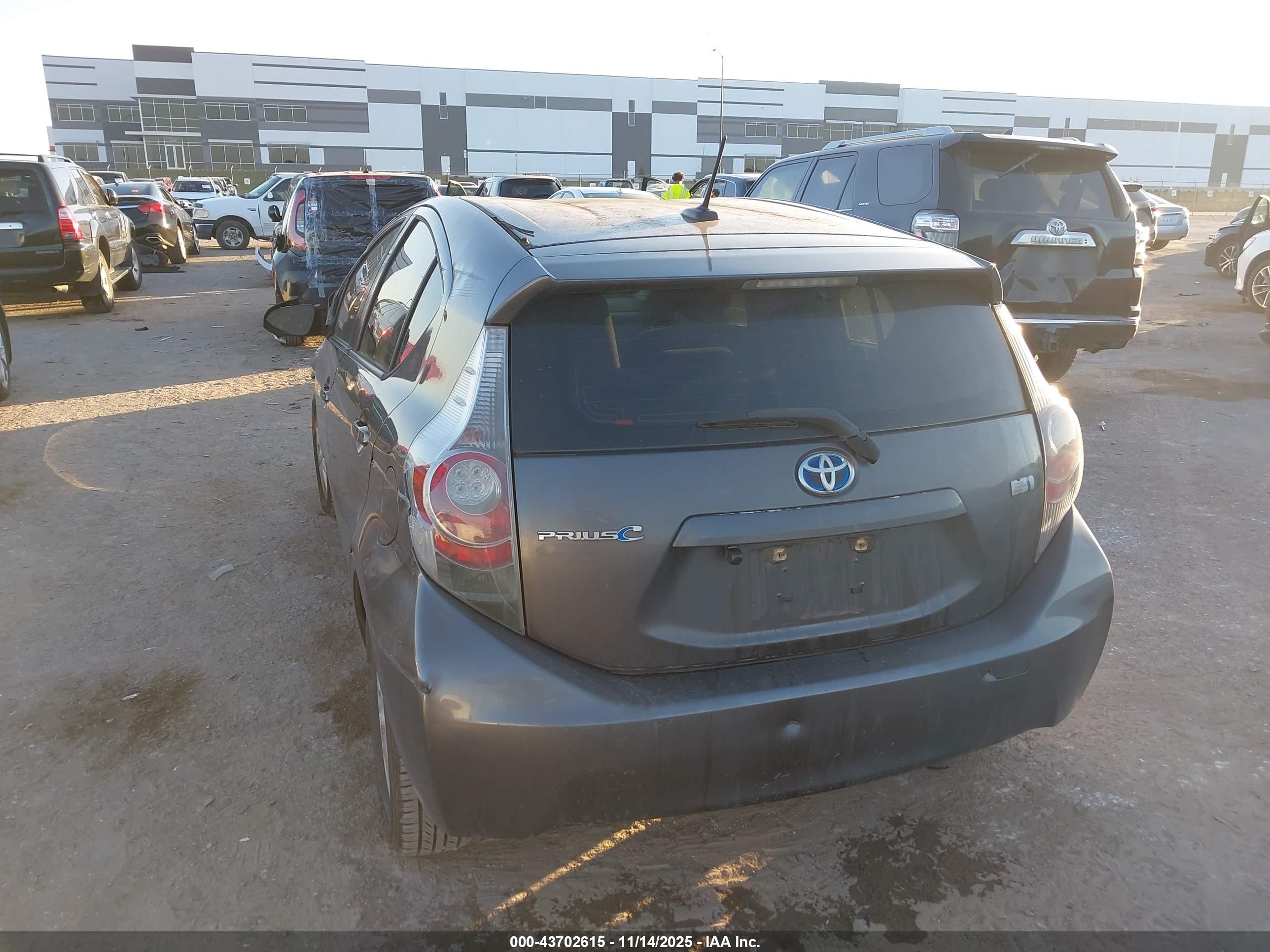 TOYOTA PRIUS image 3