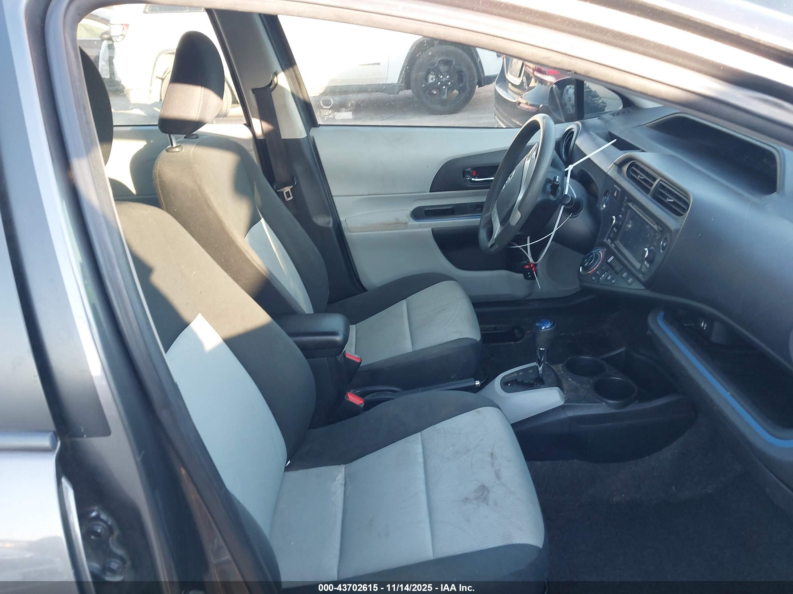 TOYOTA PRIUS image 5