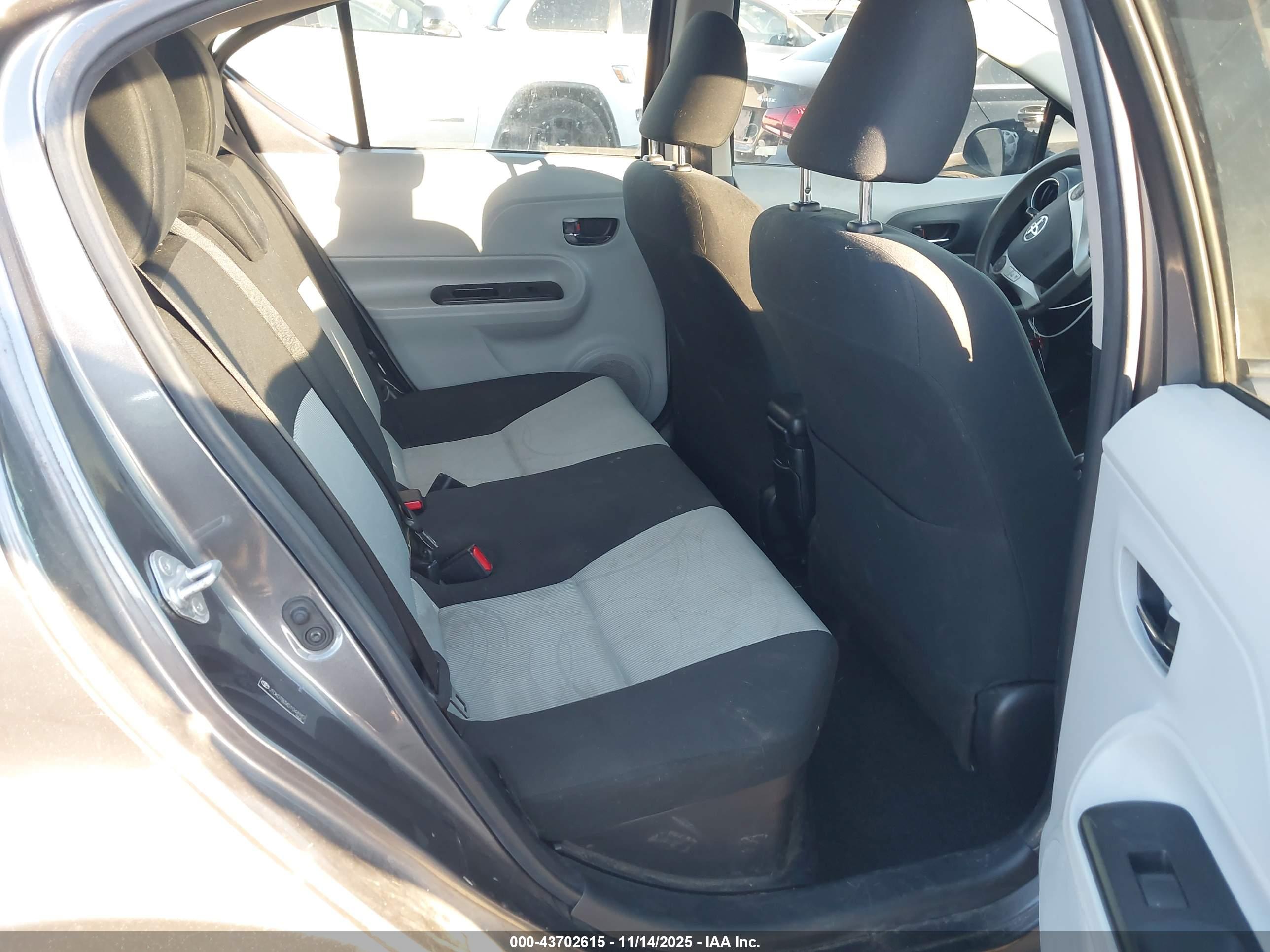 TOYOTA PRIUS image 8