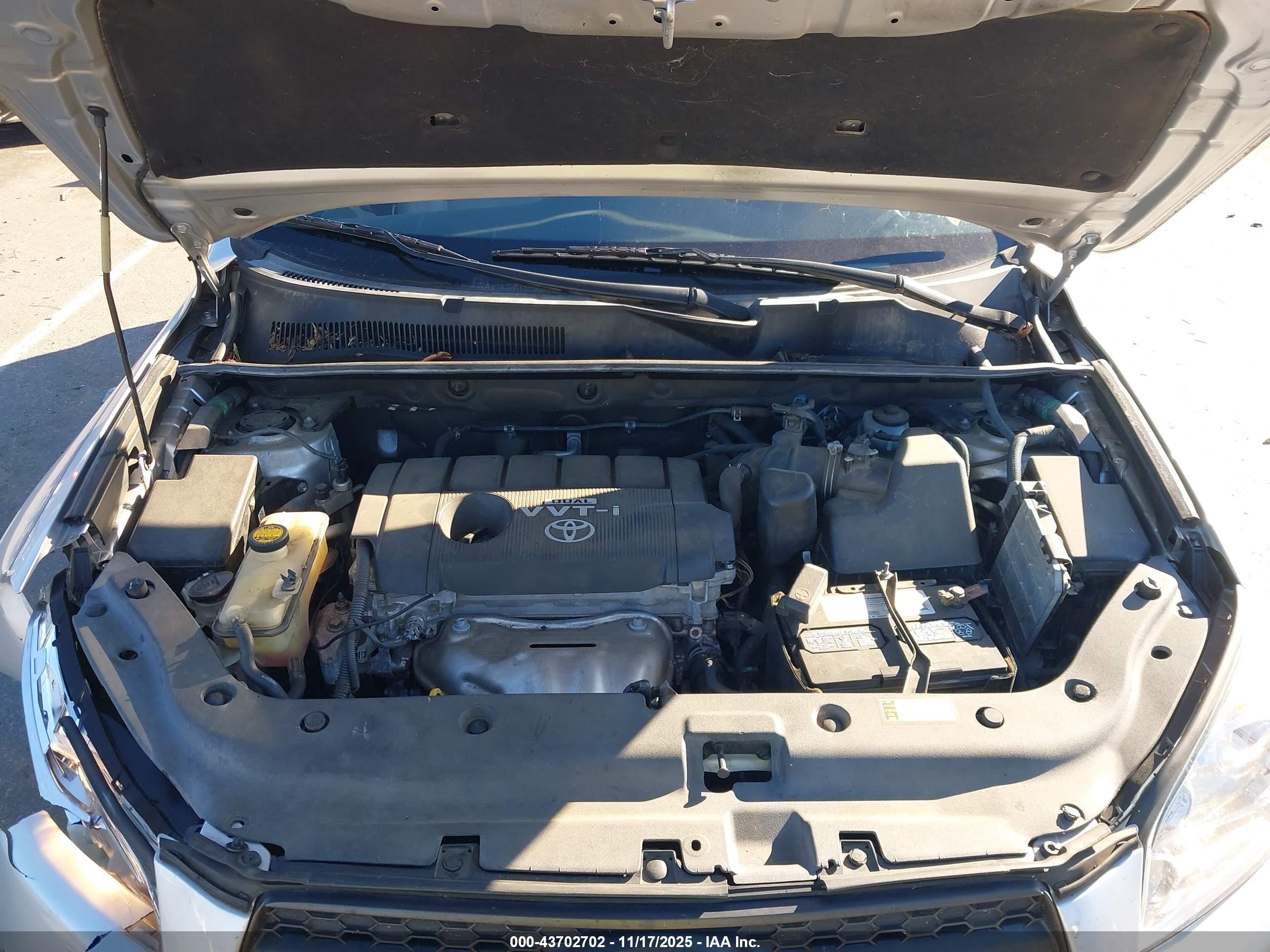 TOYOTA RAV4 image 10