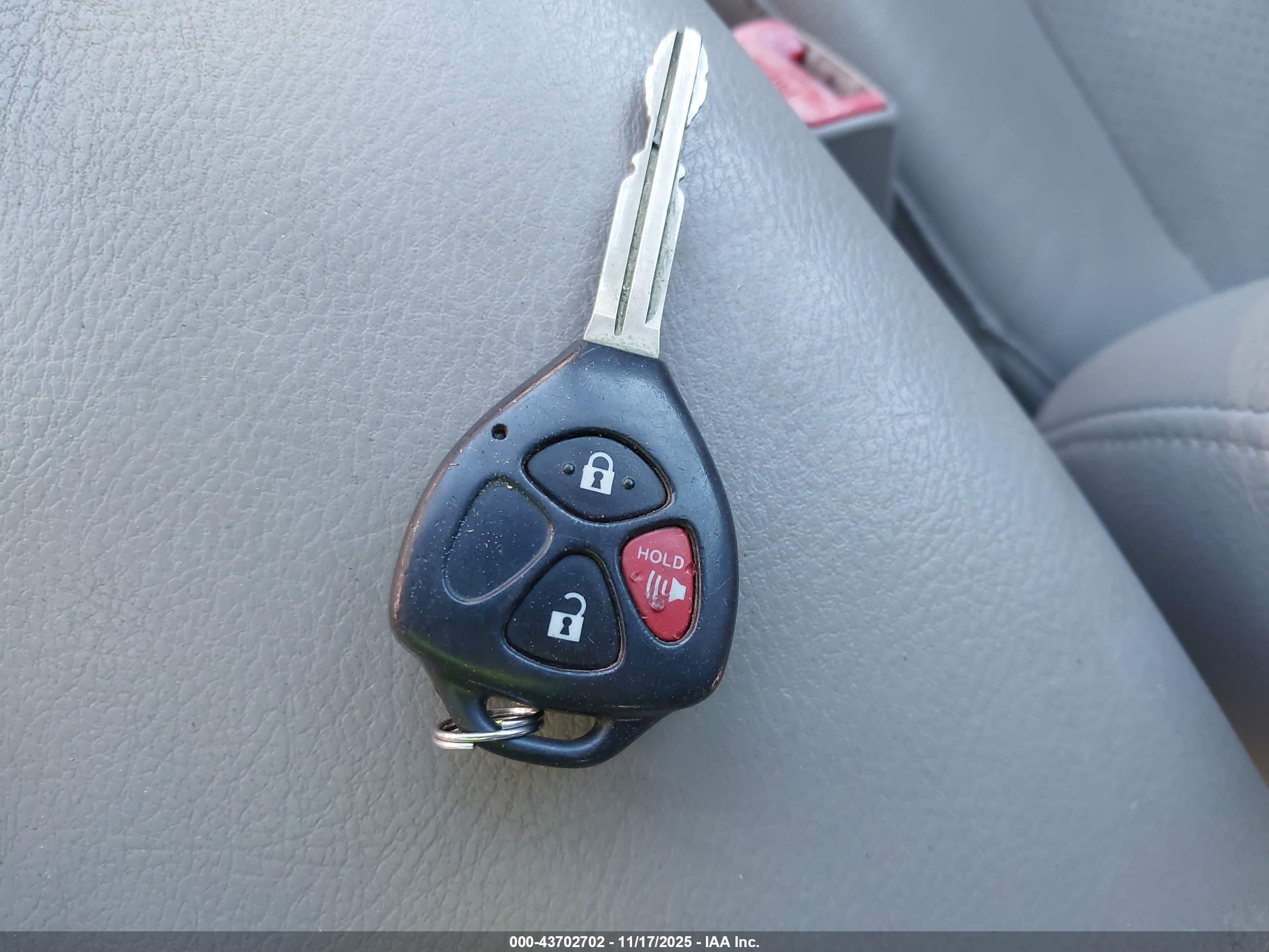 TOYOTA RAV4 image 11